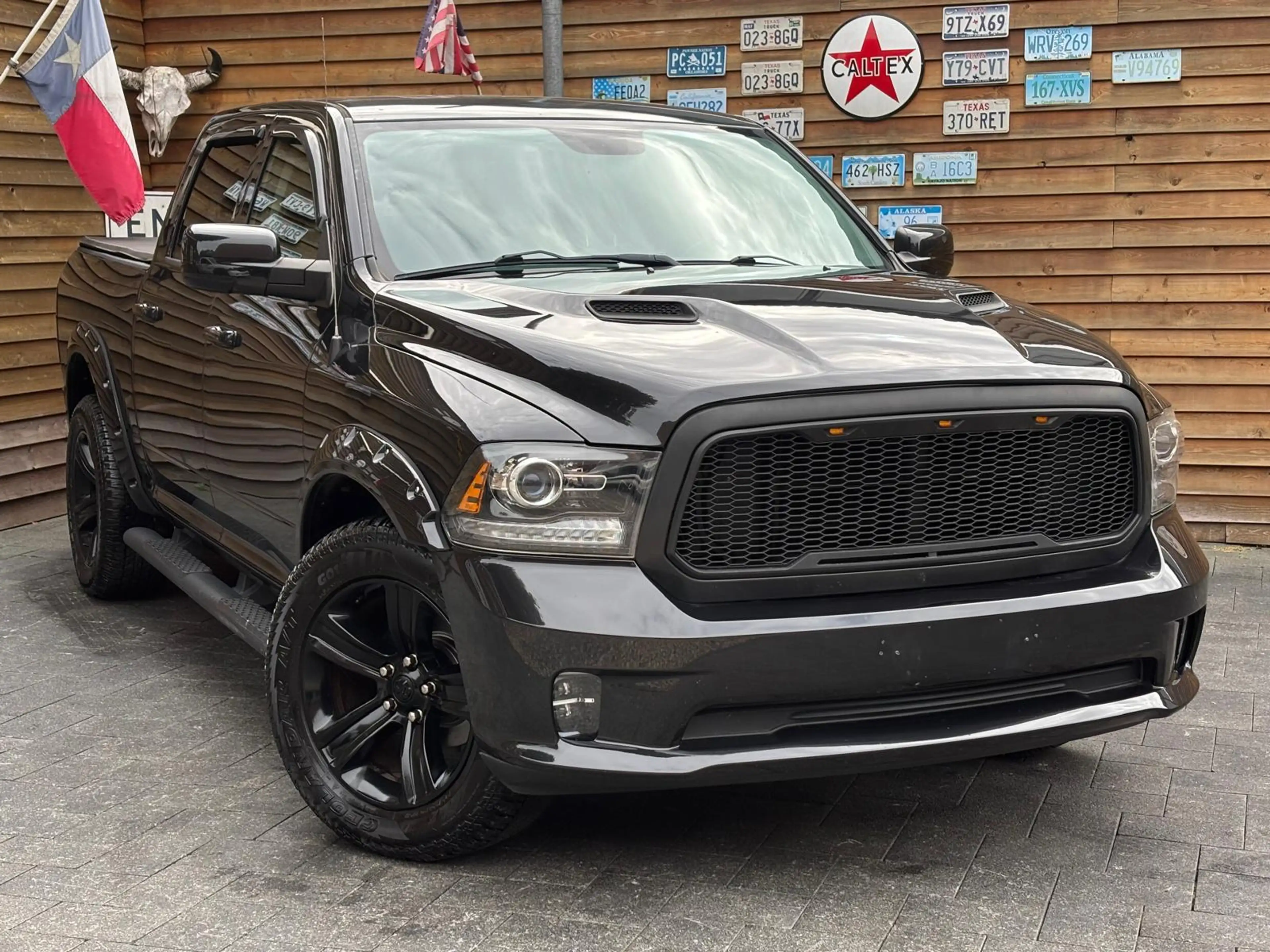 Dodge RAM 1500 Sport Crew Cab 4x4 LPG Navi El. Sitze — photo 3