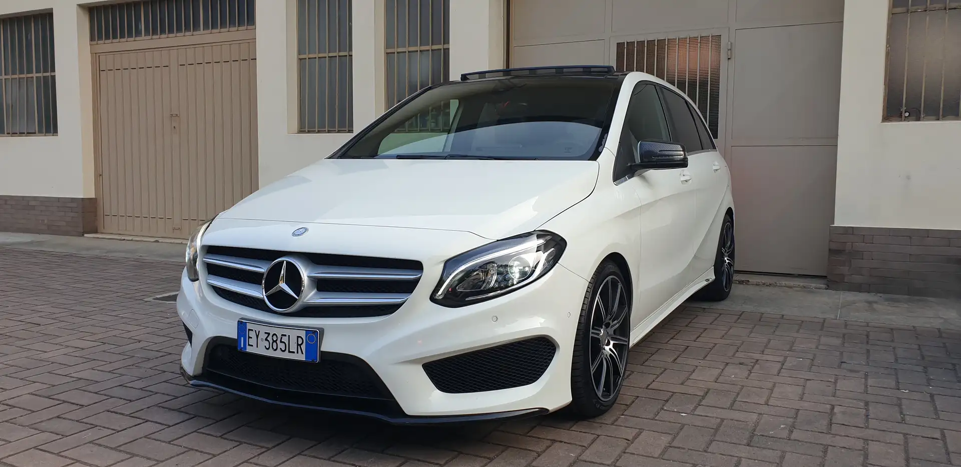 Mercedes-Benz B 180 Premium auto AMG Line *TETTO* bijela - 1