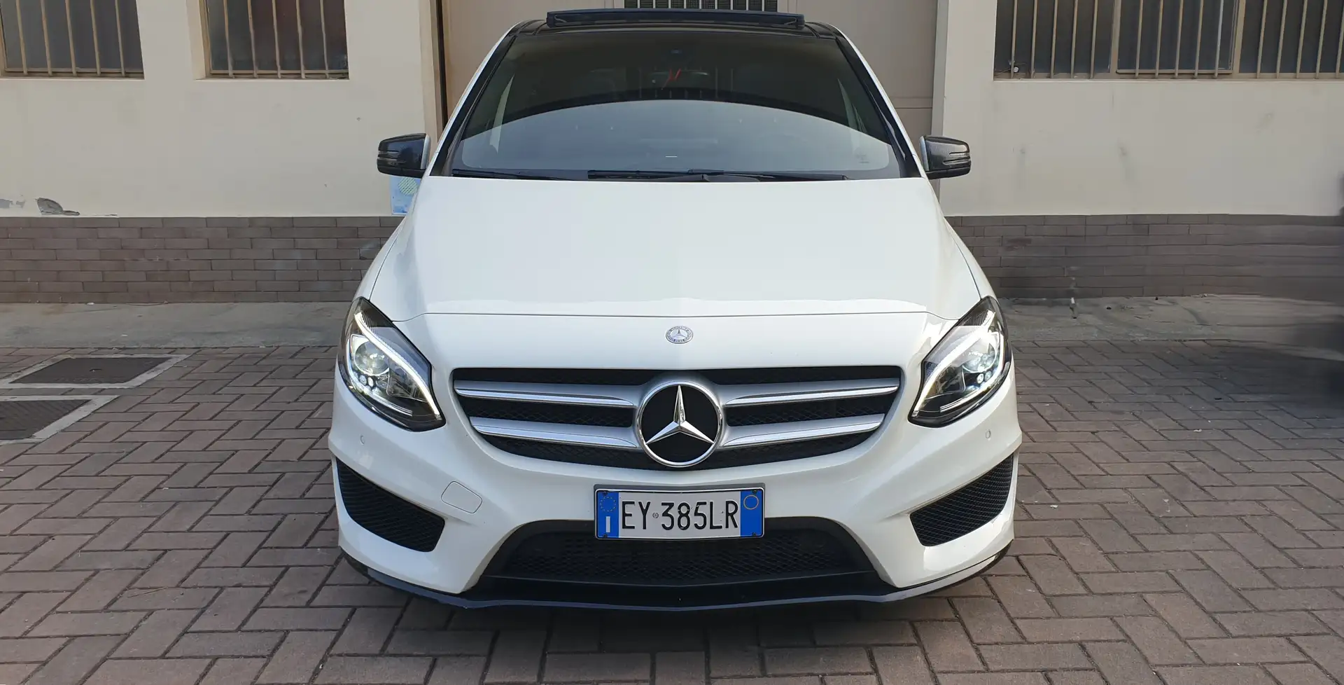 Mercedes-Benz B 180 Premium auto AMG Line *TETTO* bijela - 2