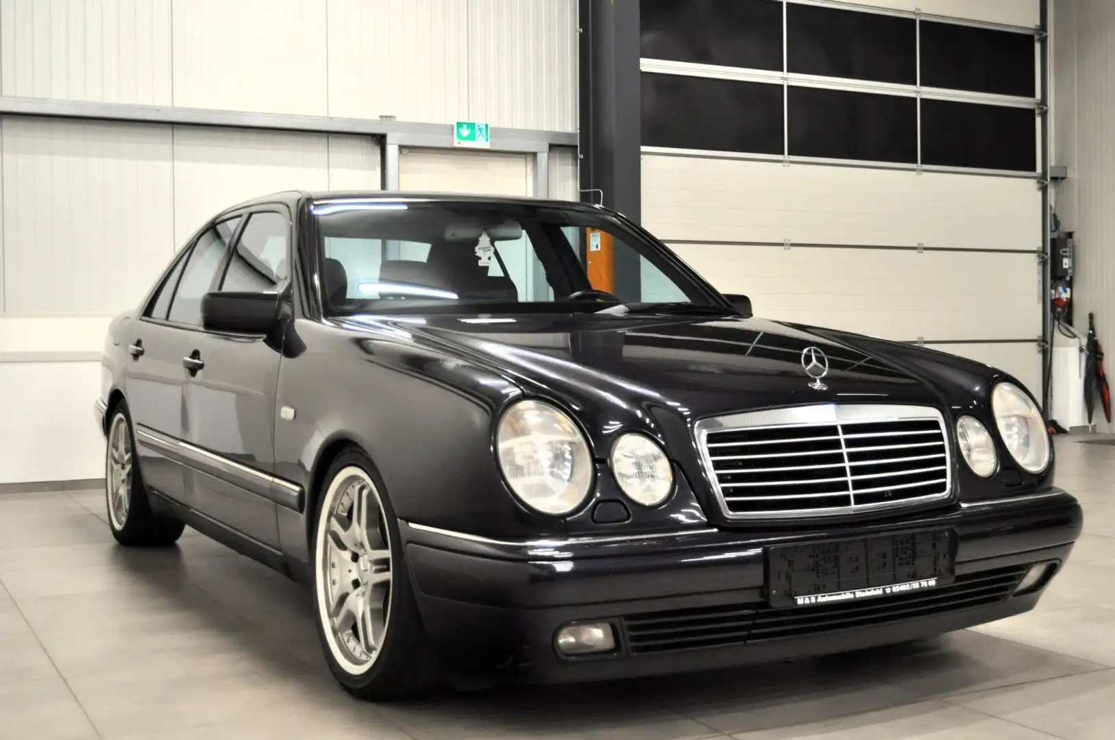 Mercedes-Benz E 320 AVANTGARDE / SCHIEBEDACH / XENON / AHK Paars - 1