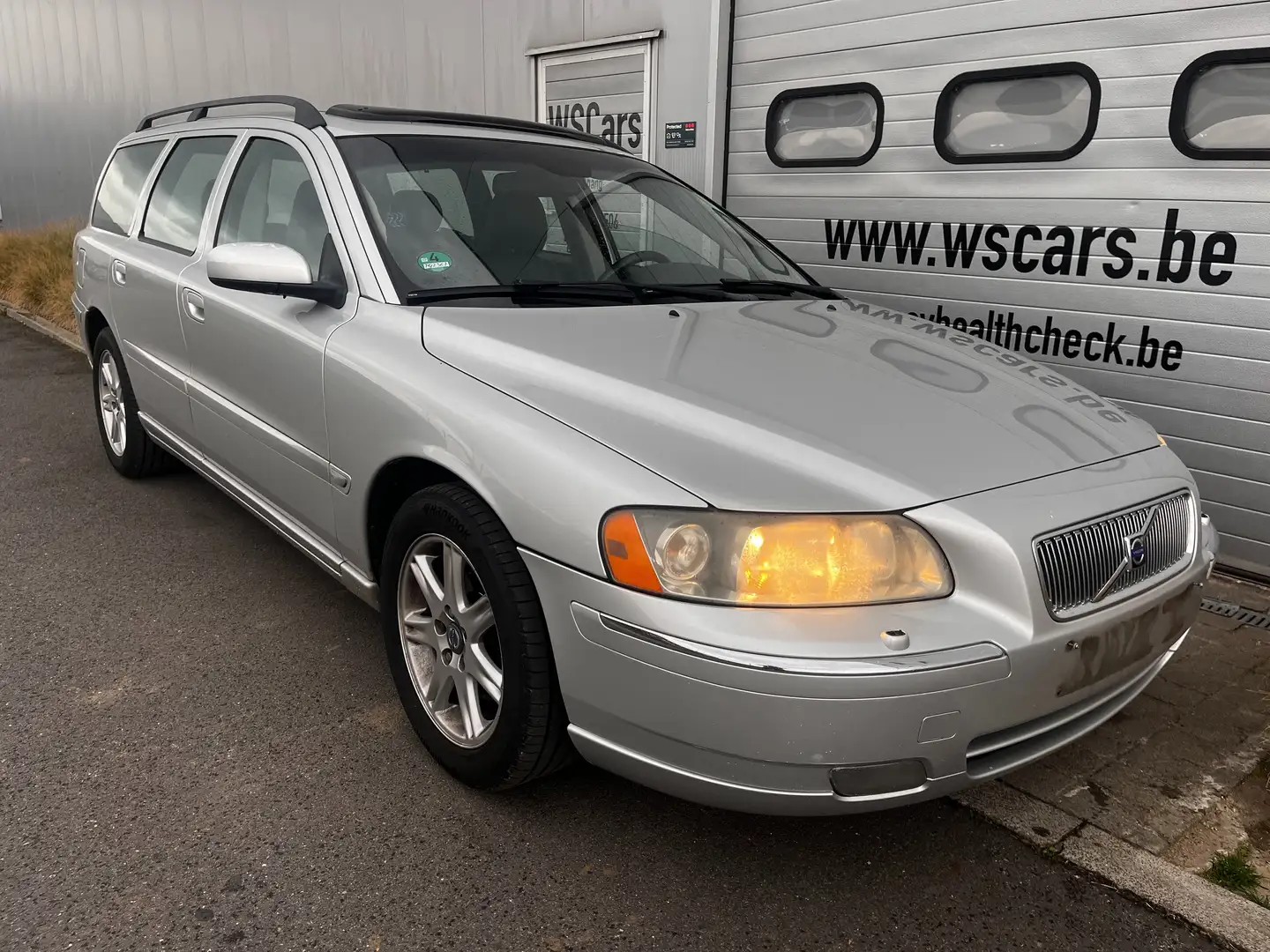 Volvo V70 2.5T Aut. Summum / CLIMA / LEDER Zilver - 1