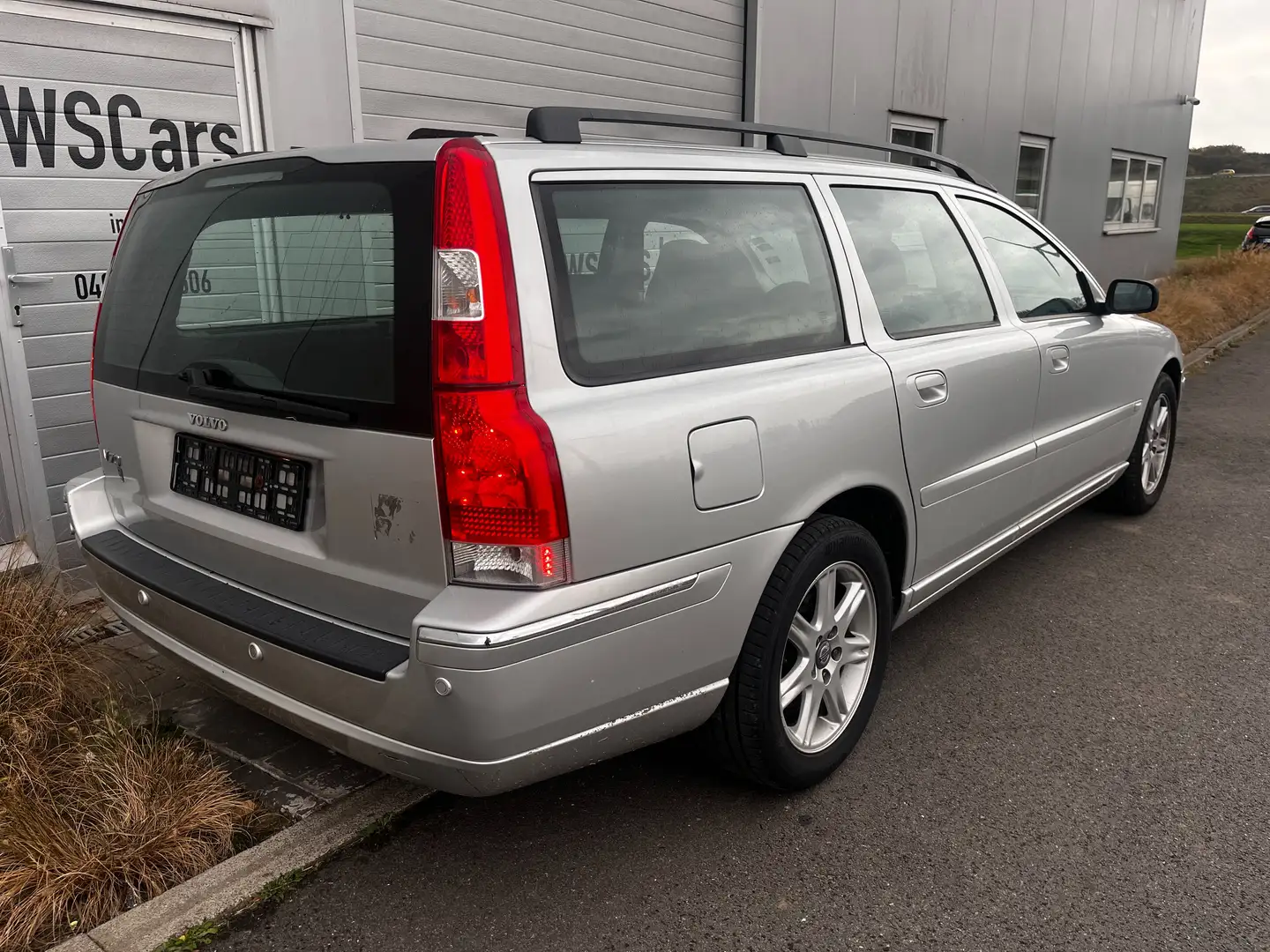 Volvo V70 2.5T Aut. Summum / CLIMA / LEDER Zilver - 2