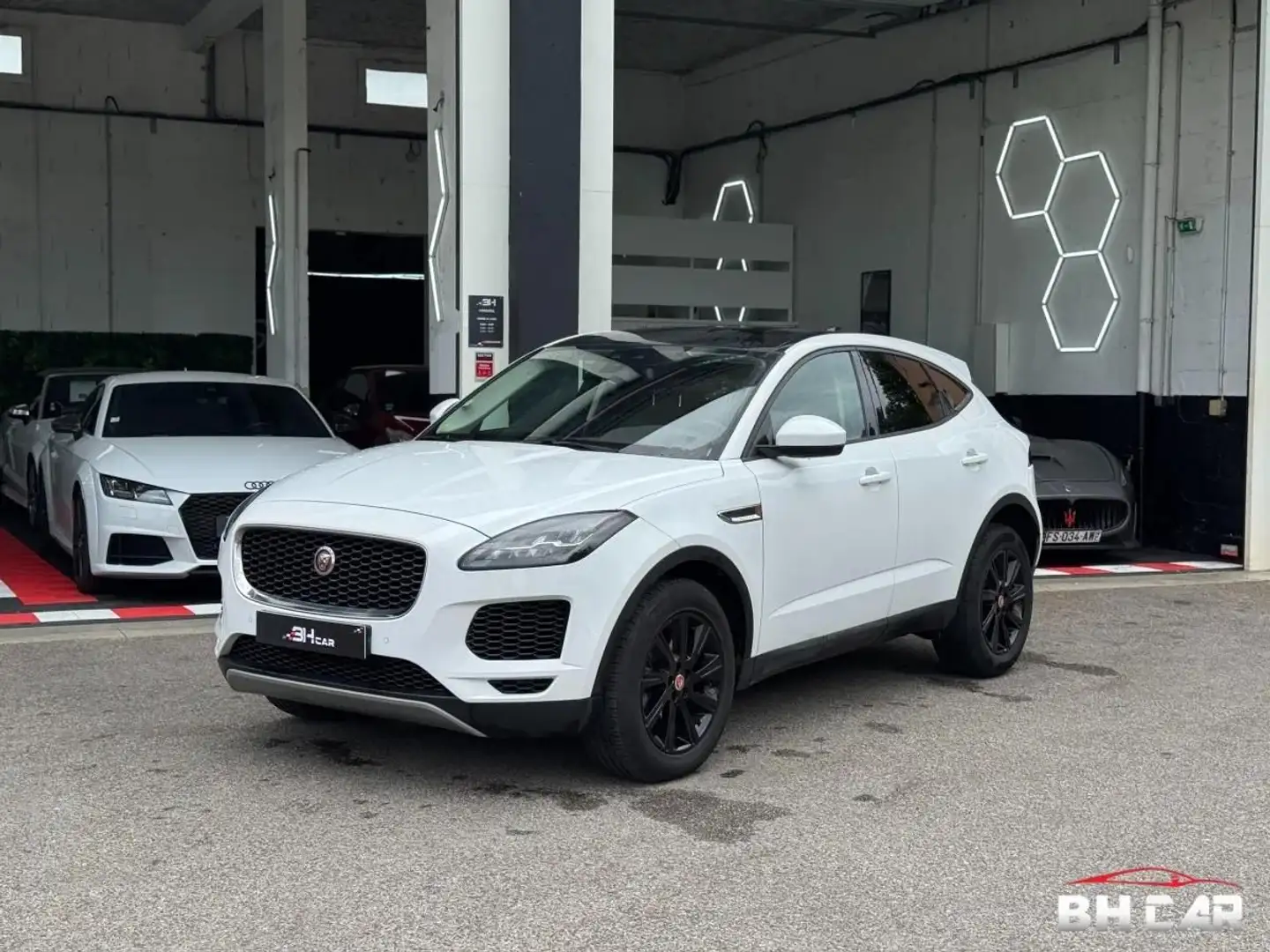 Jaguar E-Pace 2.0D TURBO 150 R-DYNAMIC Blanc - 1
