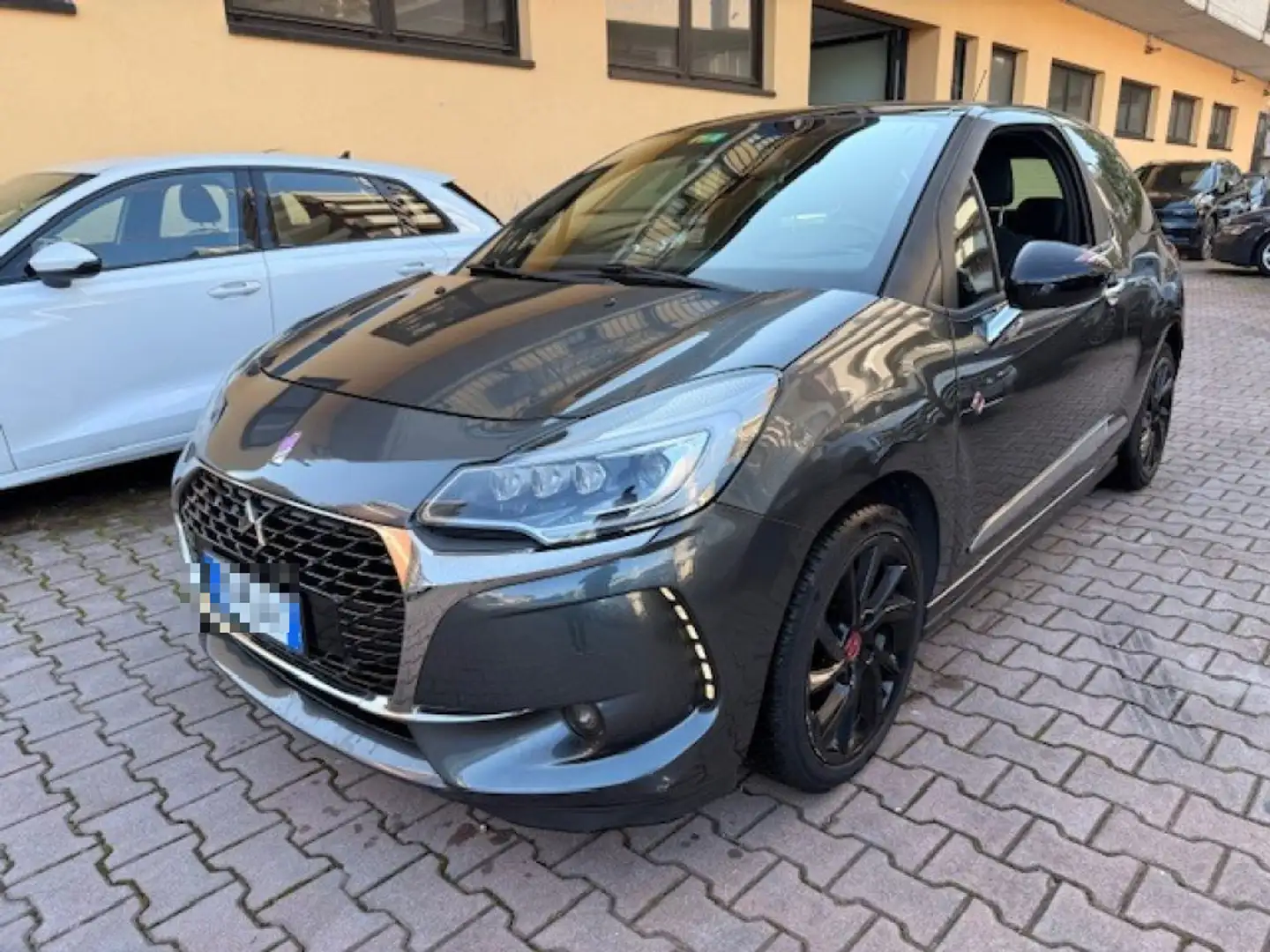 DS Automobiles DS 3 BlueHDi 100 Performance Line Gris - 1