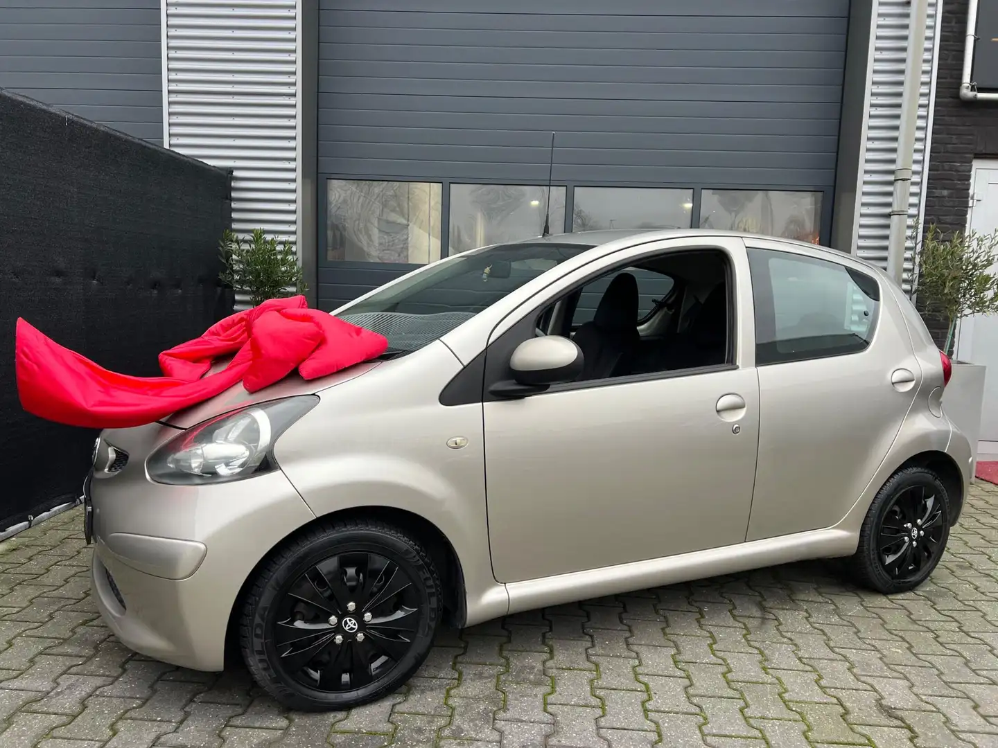Toyota Aygo 1.0 | Beige-Metallic | Luxe stoelen | 5Deurs Beige - 2