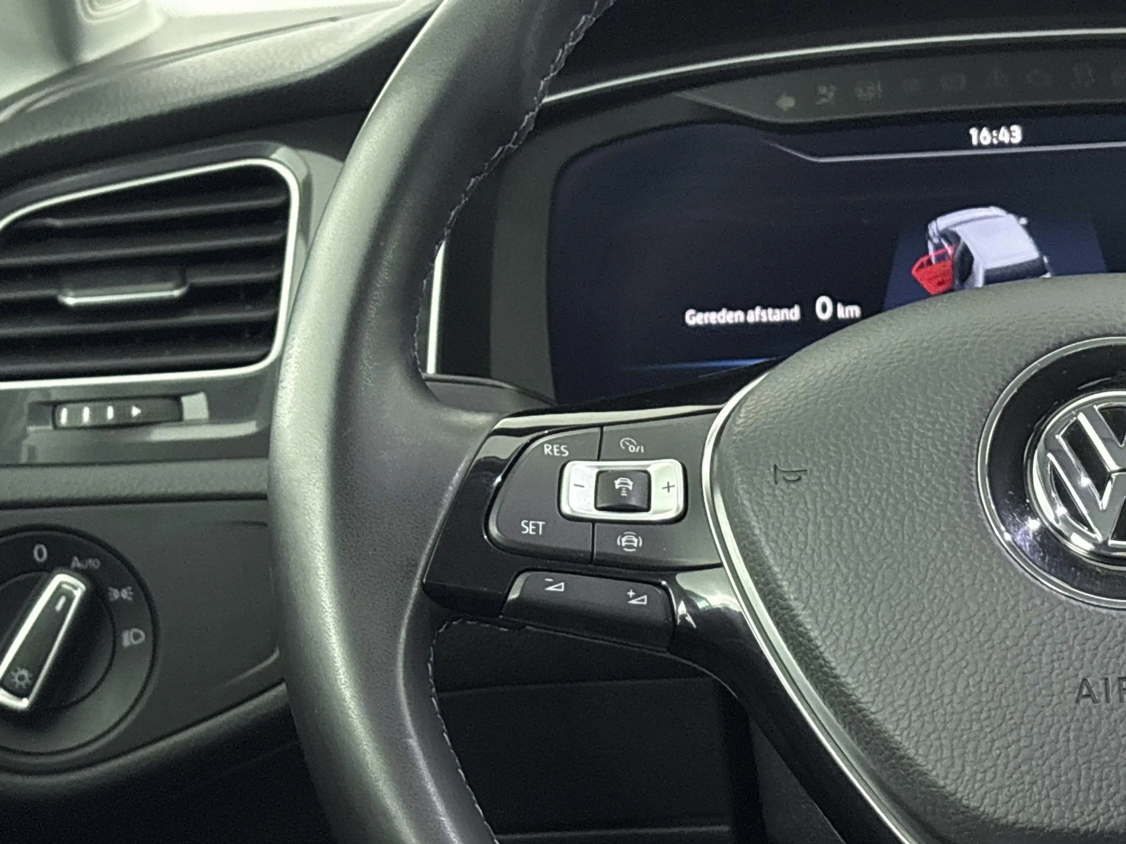 Volkswagen e-Golf e-Golf — photo 6