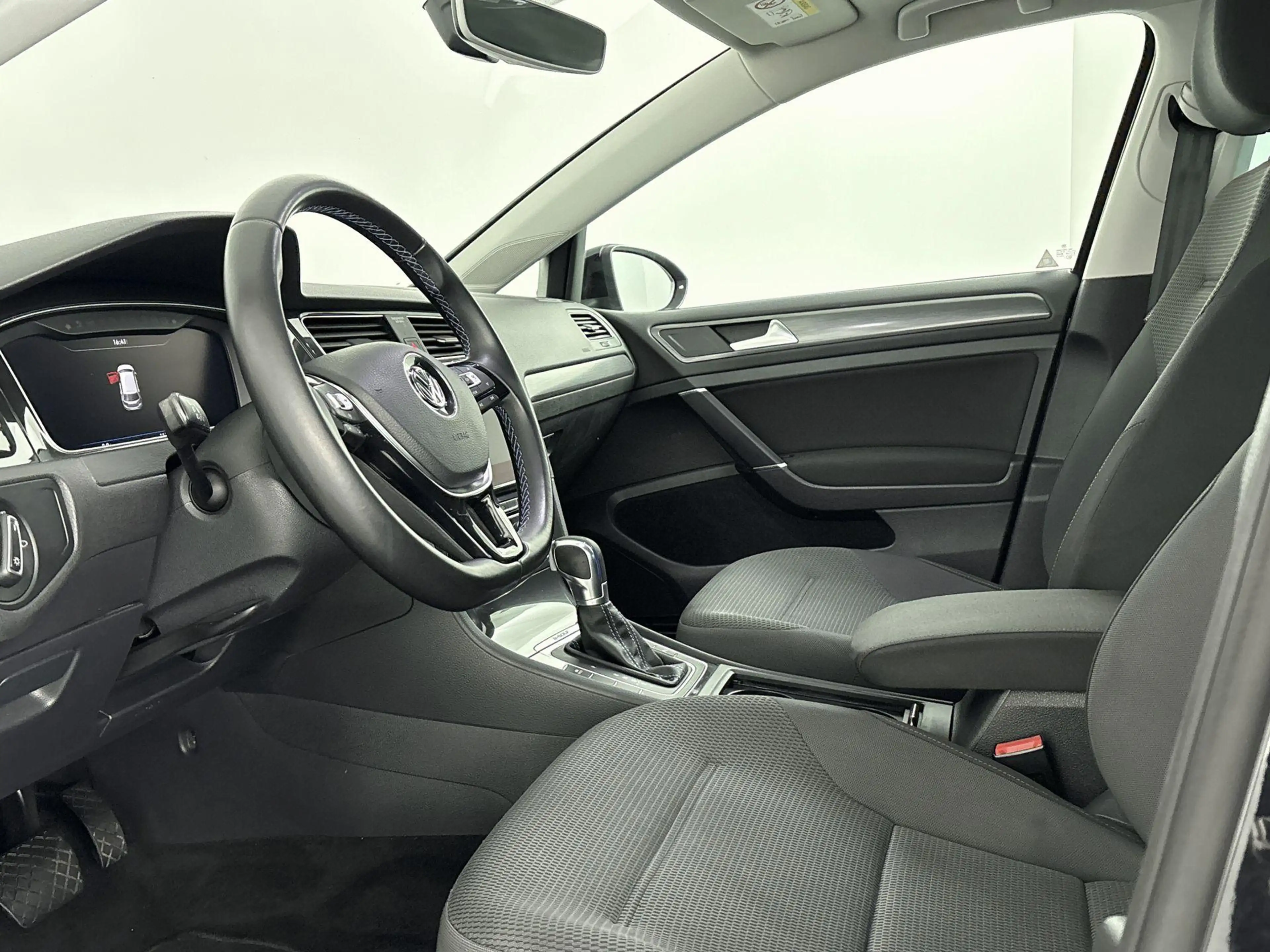 Volkswagen e-Golf e-Golf — photo 8