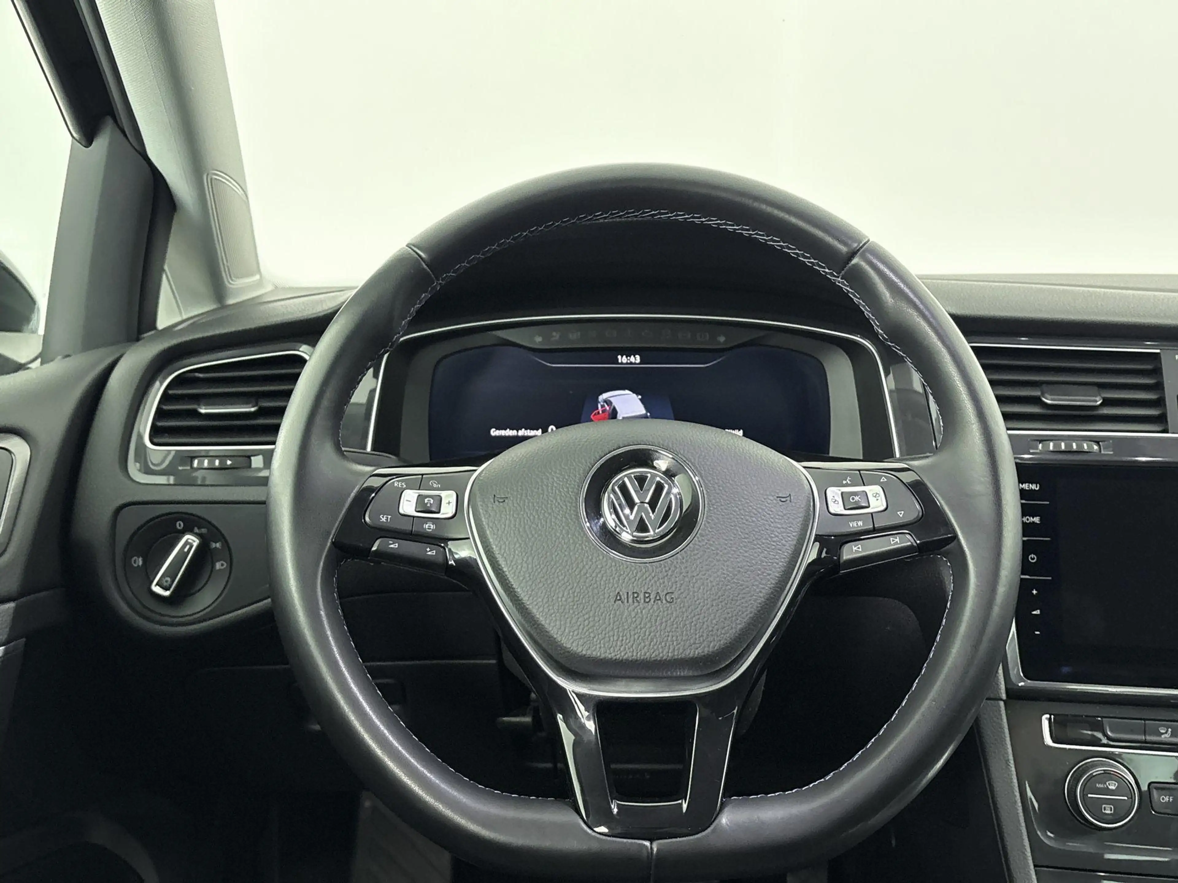 Volkswagen e-Golf e-Golf — photo 14