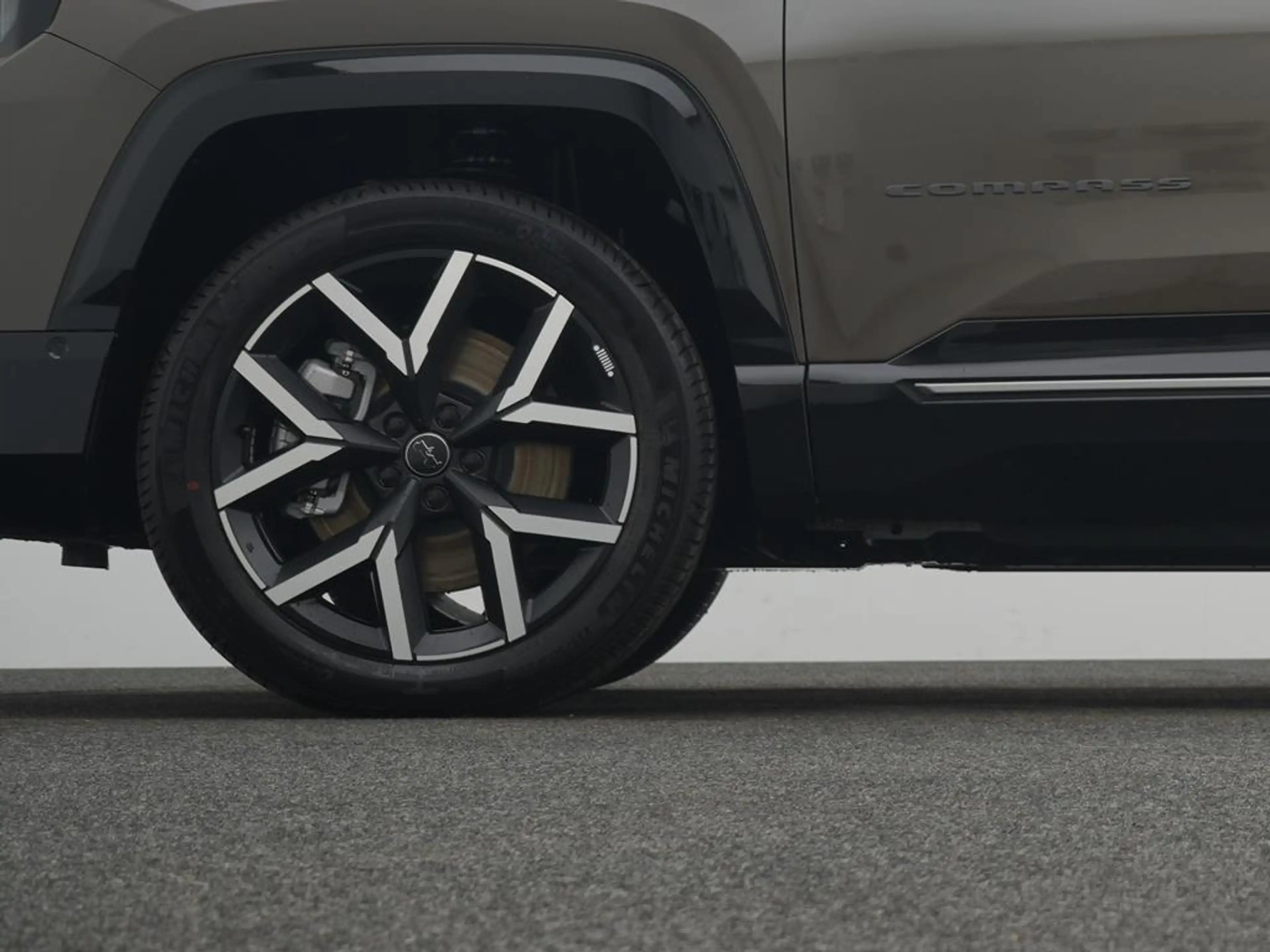 Jeep Compass Elektro Summit — photo 10