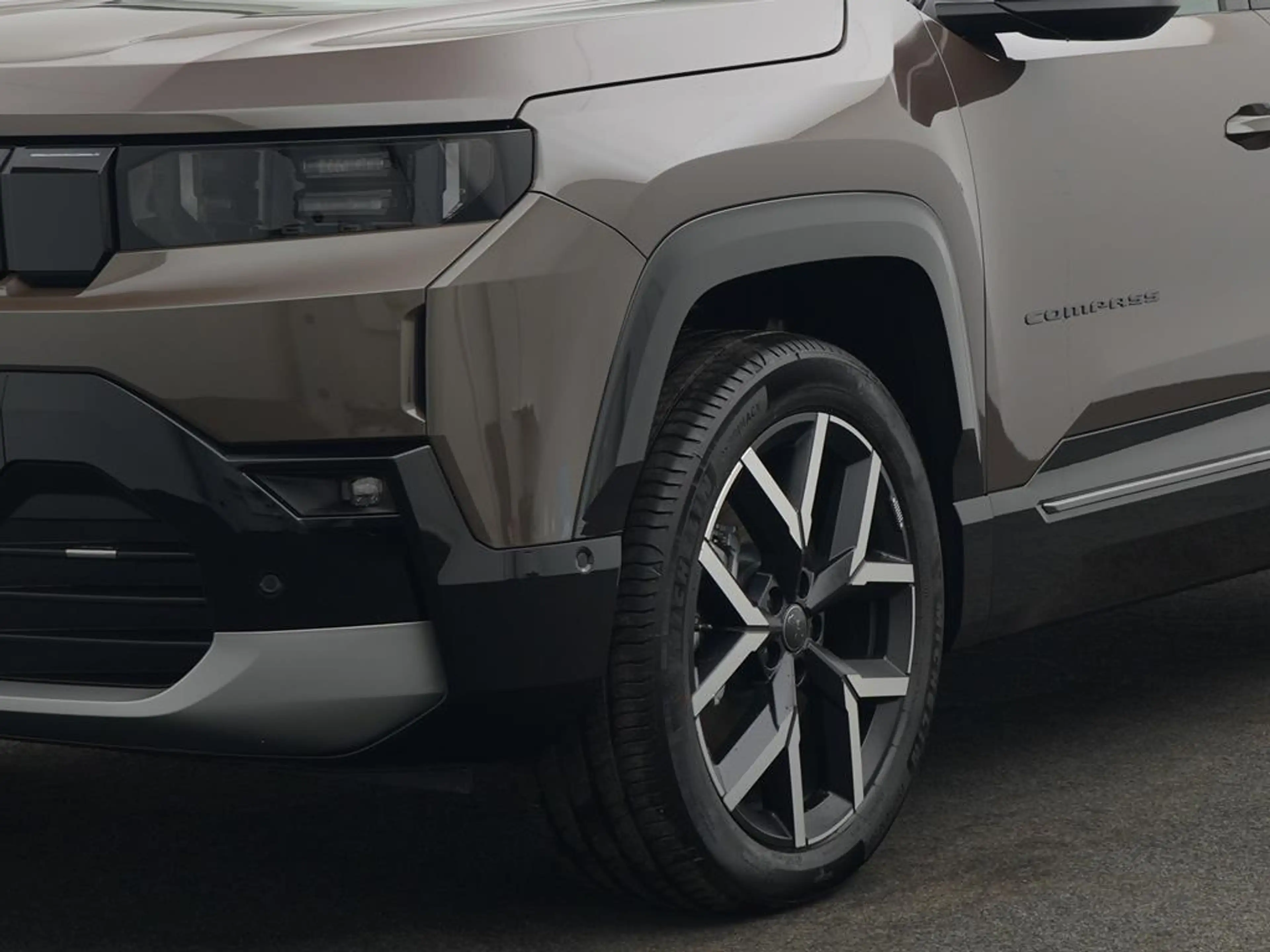 Jeep Compass Elektro Summit — photo 11