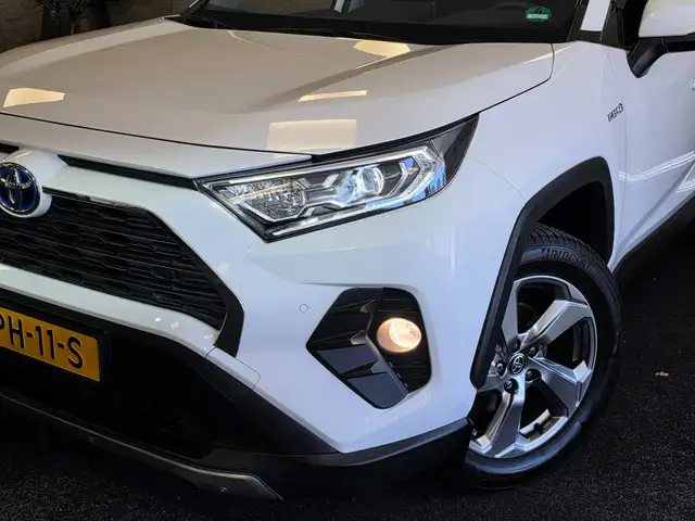Toyota RAV4 view 4