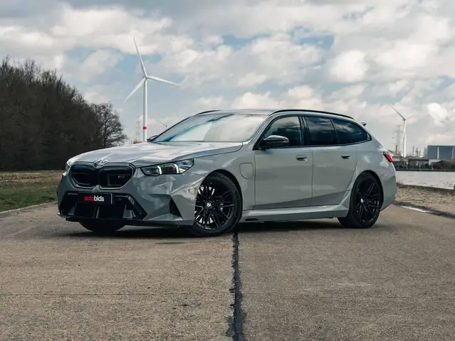 BMW M5 xDrive Touring LIME ROCK GREY