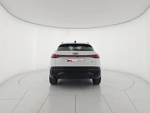 Audi Q5 view 4