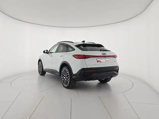 Audi Q5 view 3