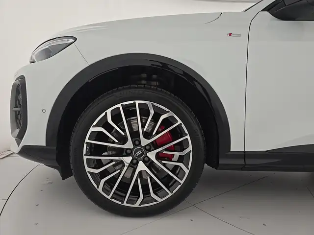 Audi Q5 view 8