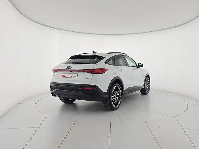 Audi Q5 view 5