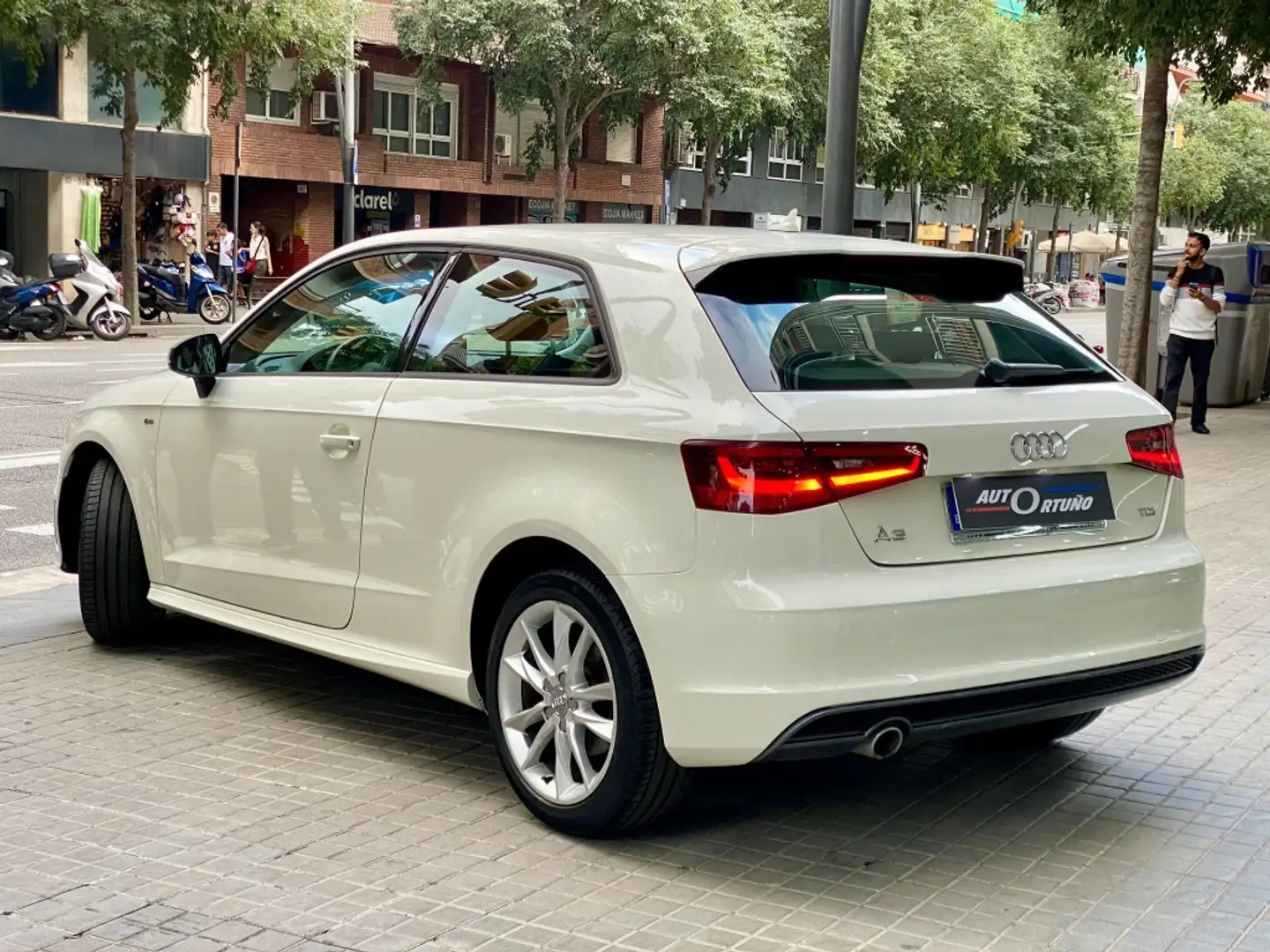 Audi A3 1.6TDI CD S line edition Weiß - 2