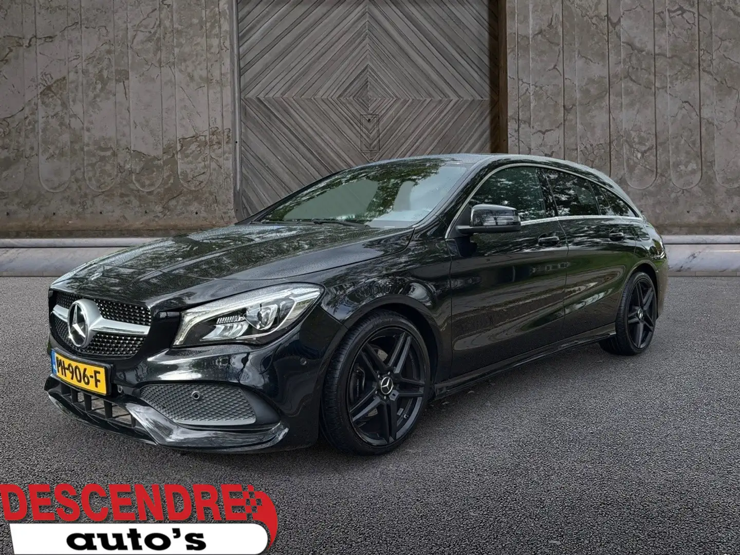 Mercedes-Benz CLA 180 Shooting Brake AMG Business Solution Noir - 1