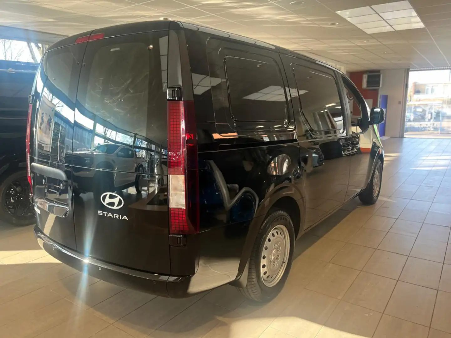 Hyundai STARIA 1.6 T-GDI HEV AUTOMATIC Noir - 2