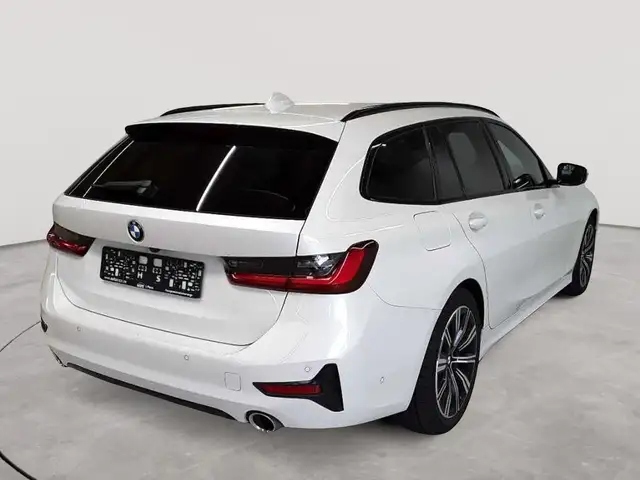 BMW 3 Series view 4