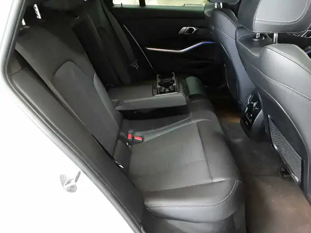 BMW 3 Series view 14