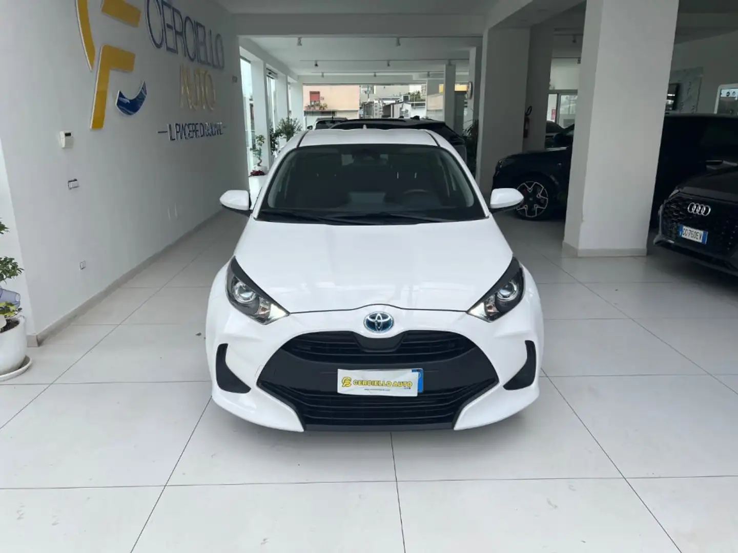 Toyota Yaris 1.5 Hybrid 5 porte Business Grau - 1