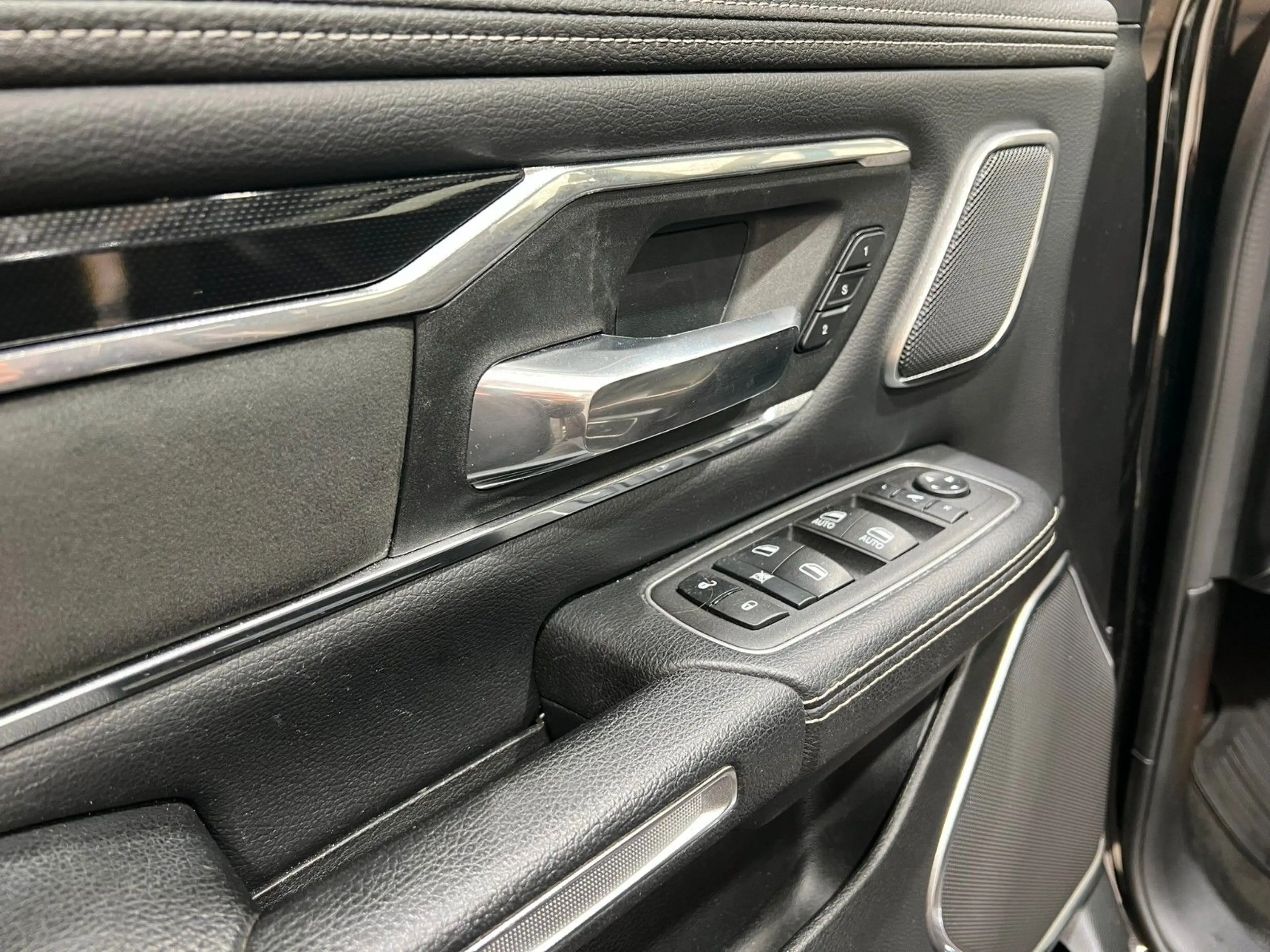 Dodge RAM 1500 Laramie Night Crew Cab 4x4 *RTR Umbau* — photo 14