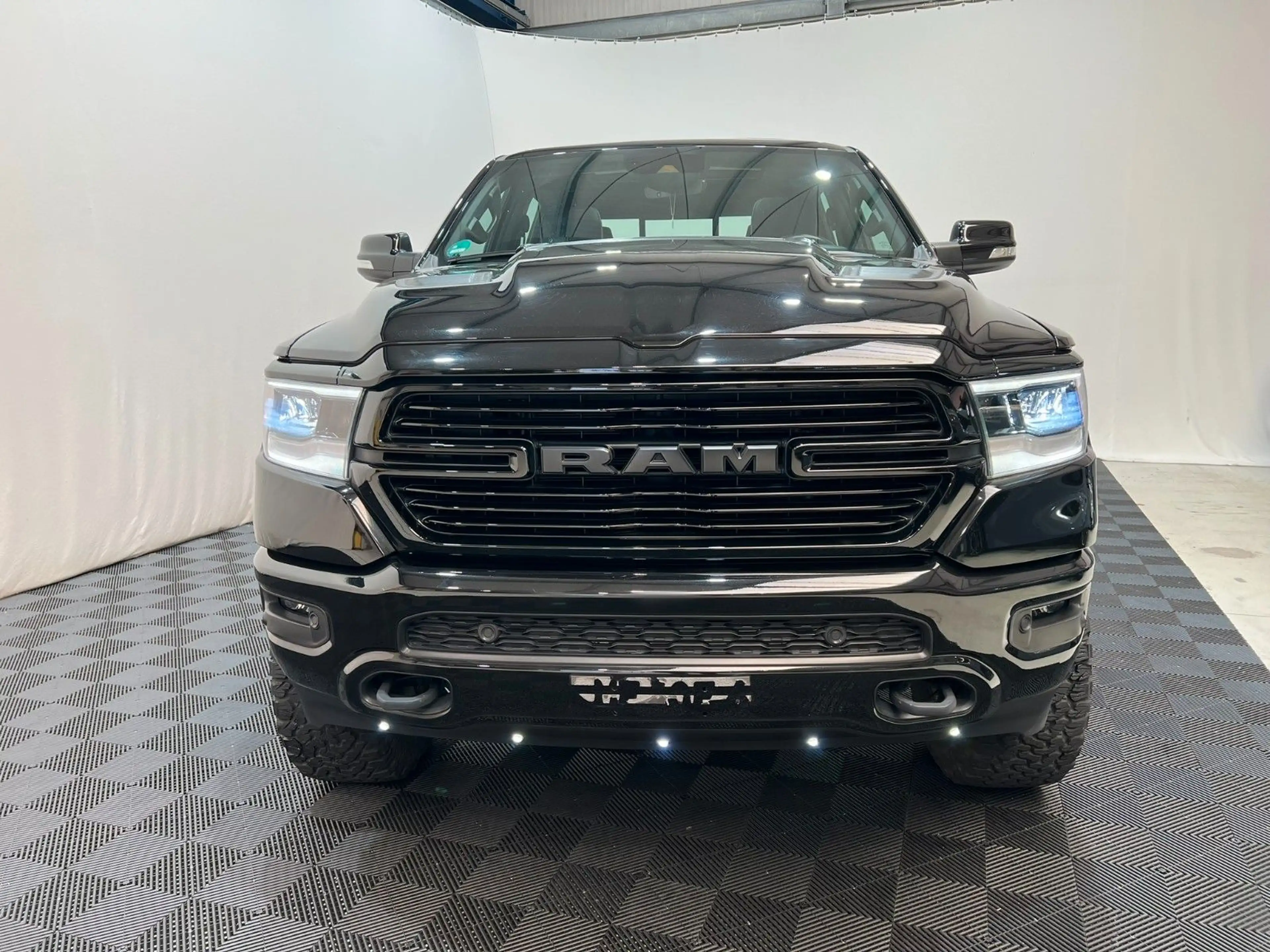Dodge RAM 1500 Laramie Night Crew Cab 4x4 *RTR Umbau* — photo 3
