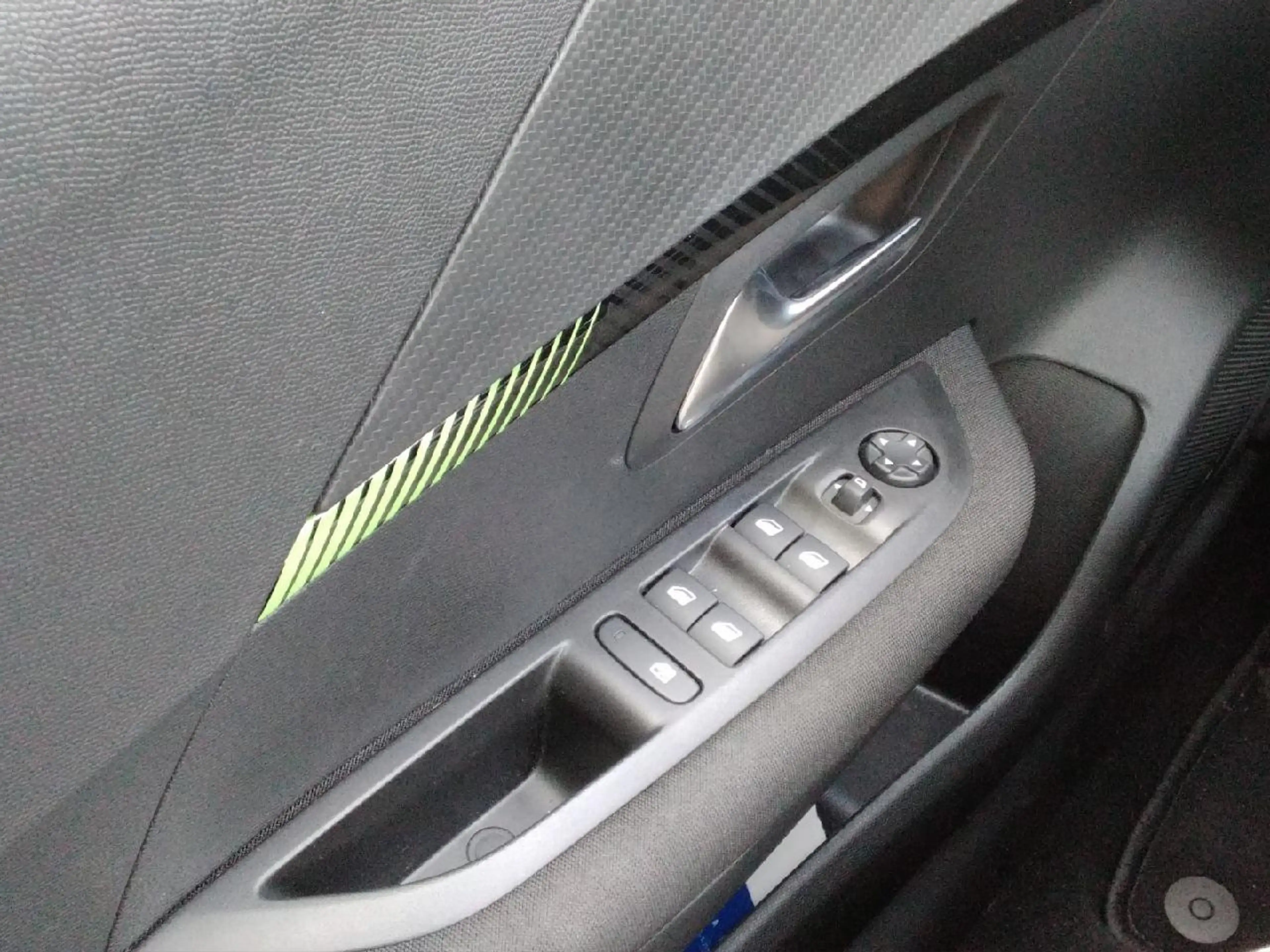 Peugeot e-208 e- Active — photo 12