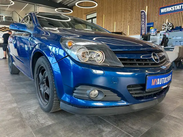 Opel Astra view 3