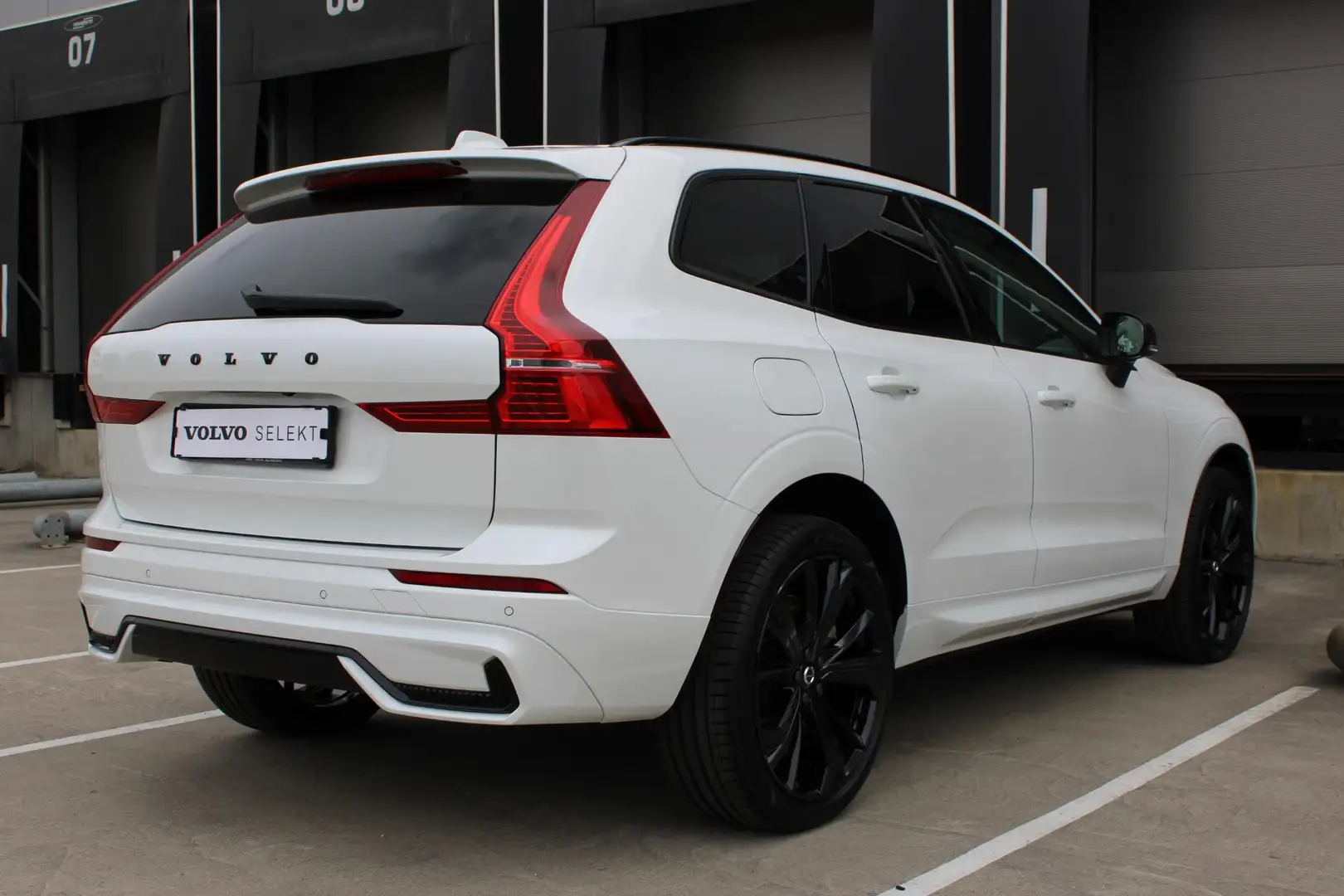 Volvo XC60 T6 350PK Plug-in hybrid AWD Plus Dark | Adaptieve Weiß - 2