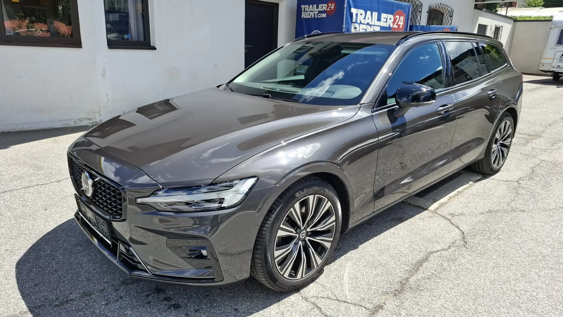 Volvo V60 B4 (P) Plus Dark Geartronic - 1