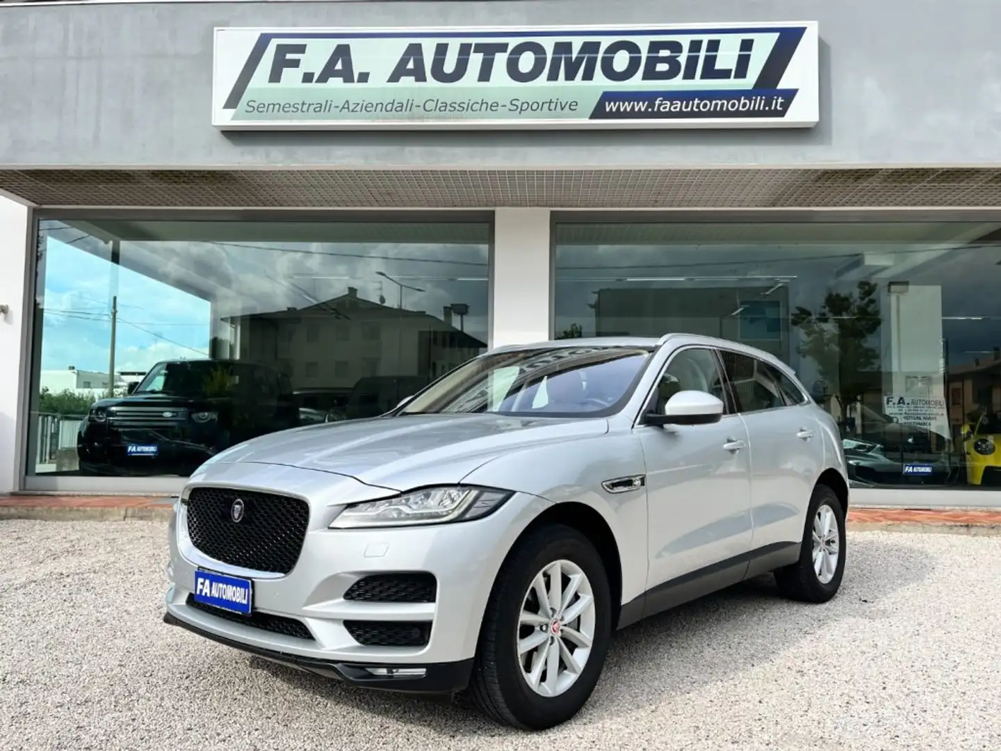 Jaguar F-Pace 3.0 D V6 300 CV AWD aut. Portfolio Argento - 1