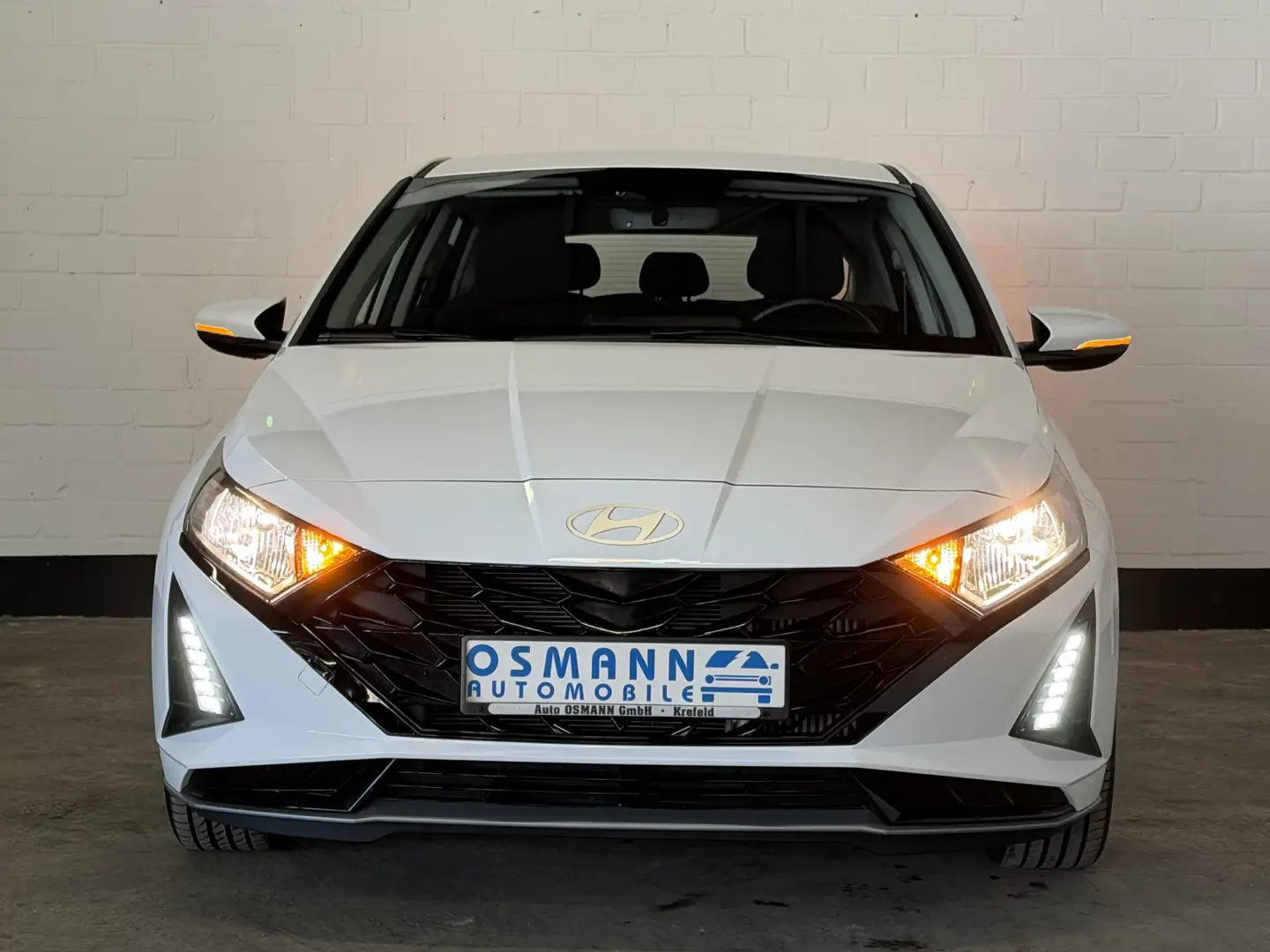Hyundai i20 1.0 T-GDI 48V-Hybrid DCT Pure  Navi Kamera Weiß - 2