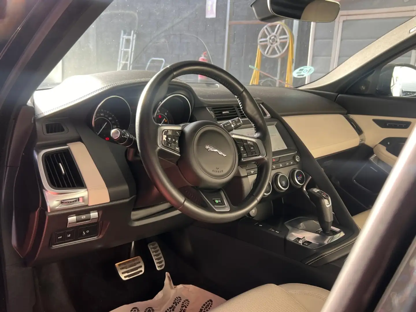 Jaguar E-Pace 2.0D I4 R-Dynamic SE AWD Aut. 180 Noir - 2