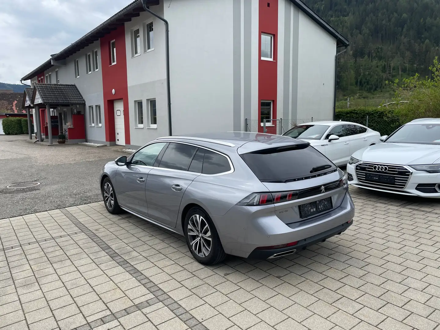 Peugeot 508 SW 1,5 BlueHDi 130 EAT8,Allure,Kamera,T-Leder,Aut. Silber - 2