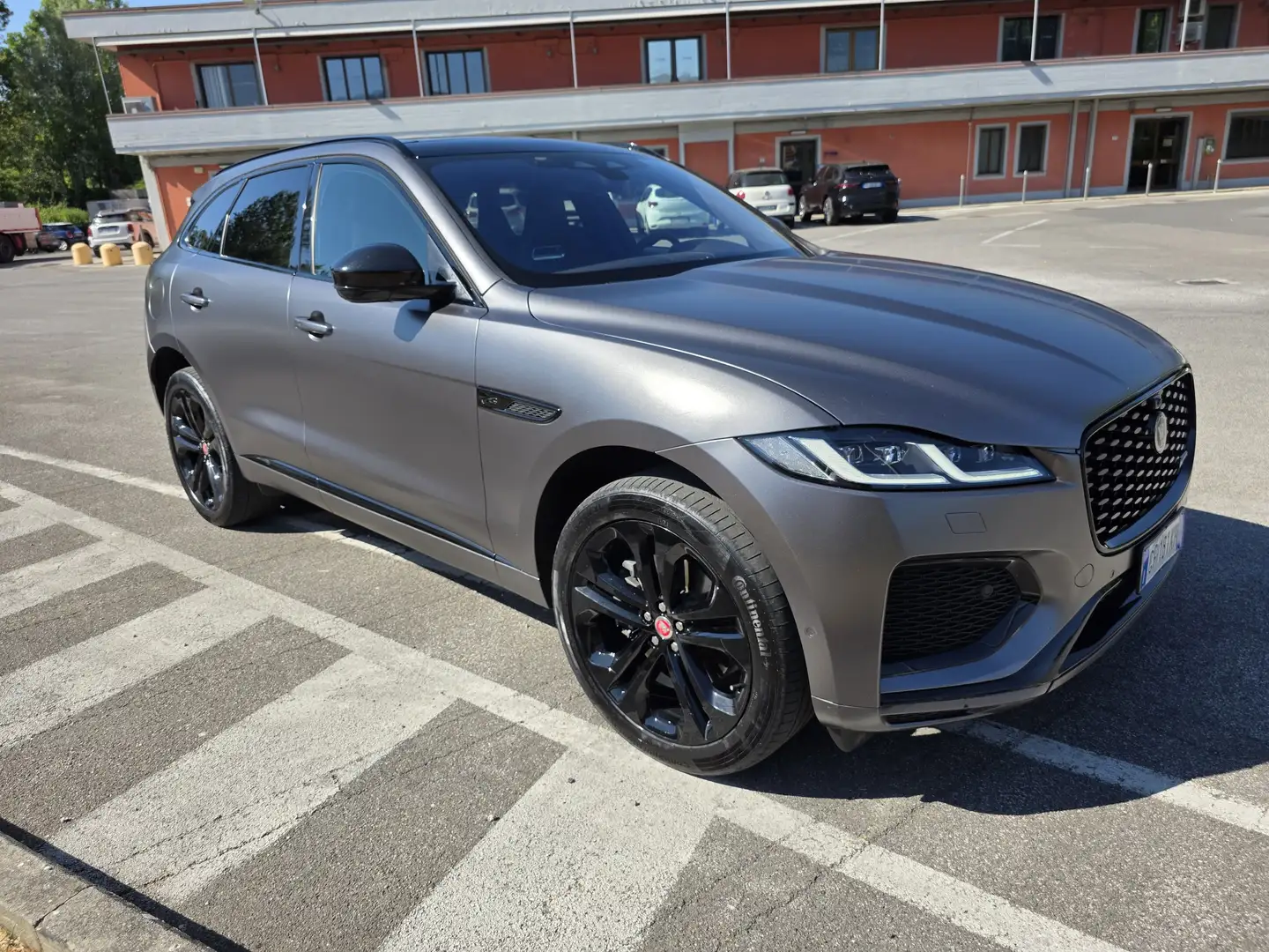 Jaguar F-Pace F-Pace 2.0d i4 mhev R-Dynamic HSE awd 204cv auto Grigio - 1