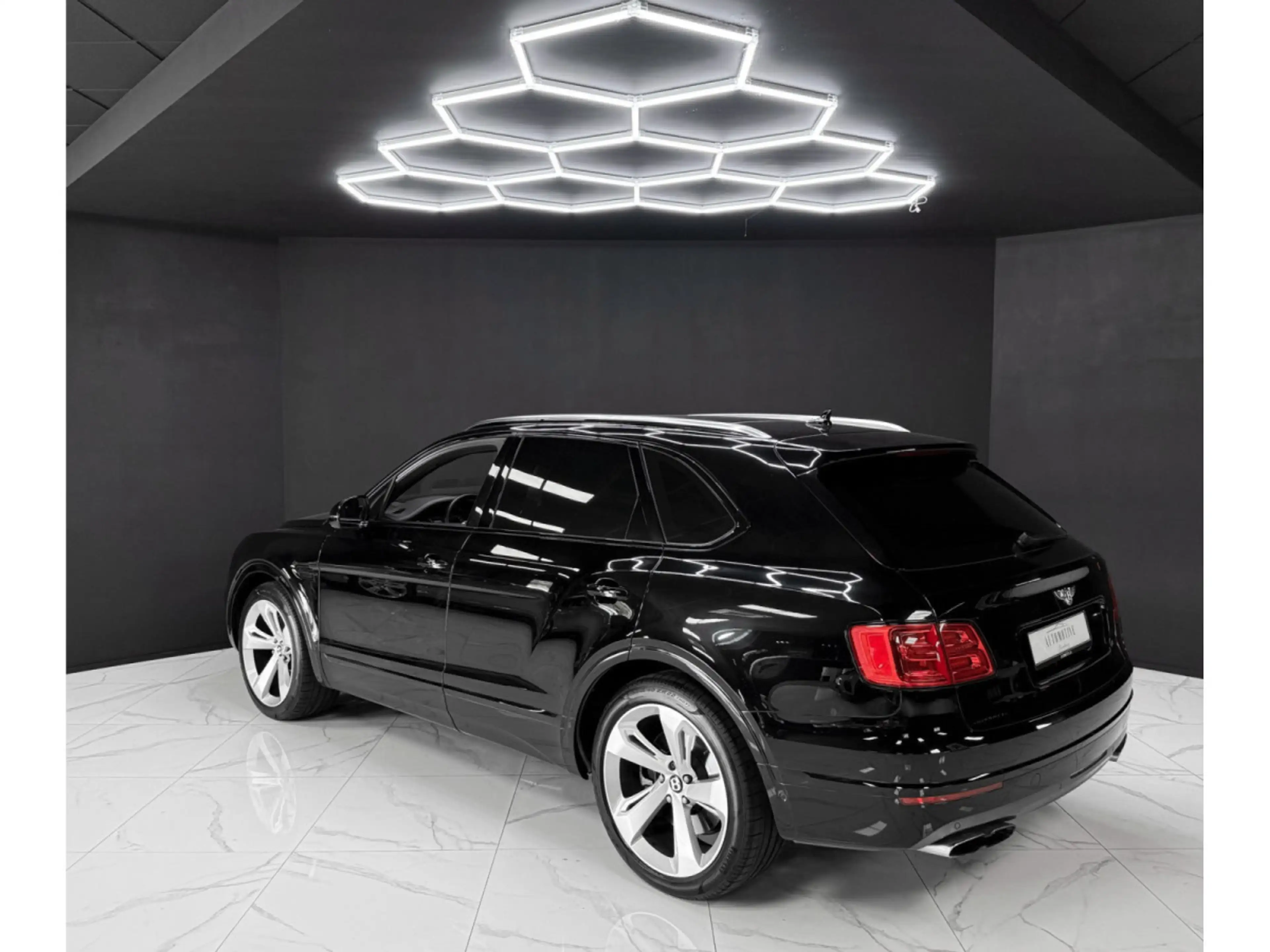 Bentley Bentayga 4.0 V8 / 1ST HAND / SERVICE NEW — photo 3