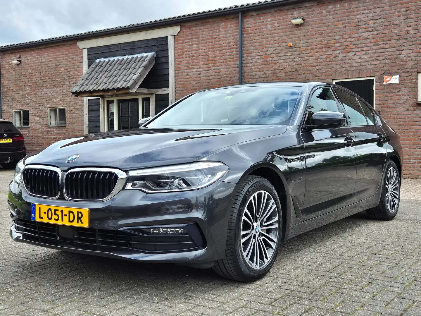 BMW 530 530e iPerf High Exe Adap cruise Head-up soft-close Grijs - 1