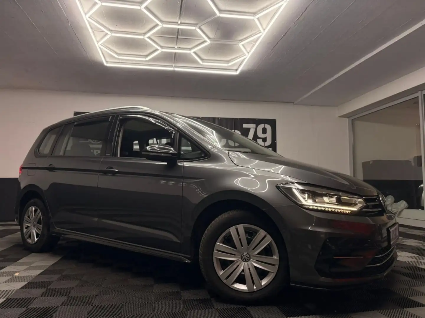Volkswagen Touran 2.0TDI DSG R-Line NAVI Klimaautom LED Klima Navi Grau - 1