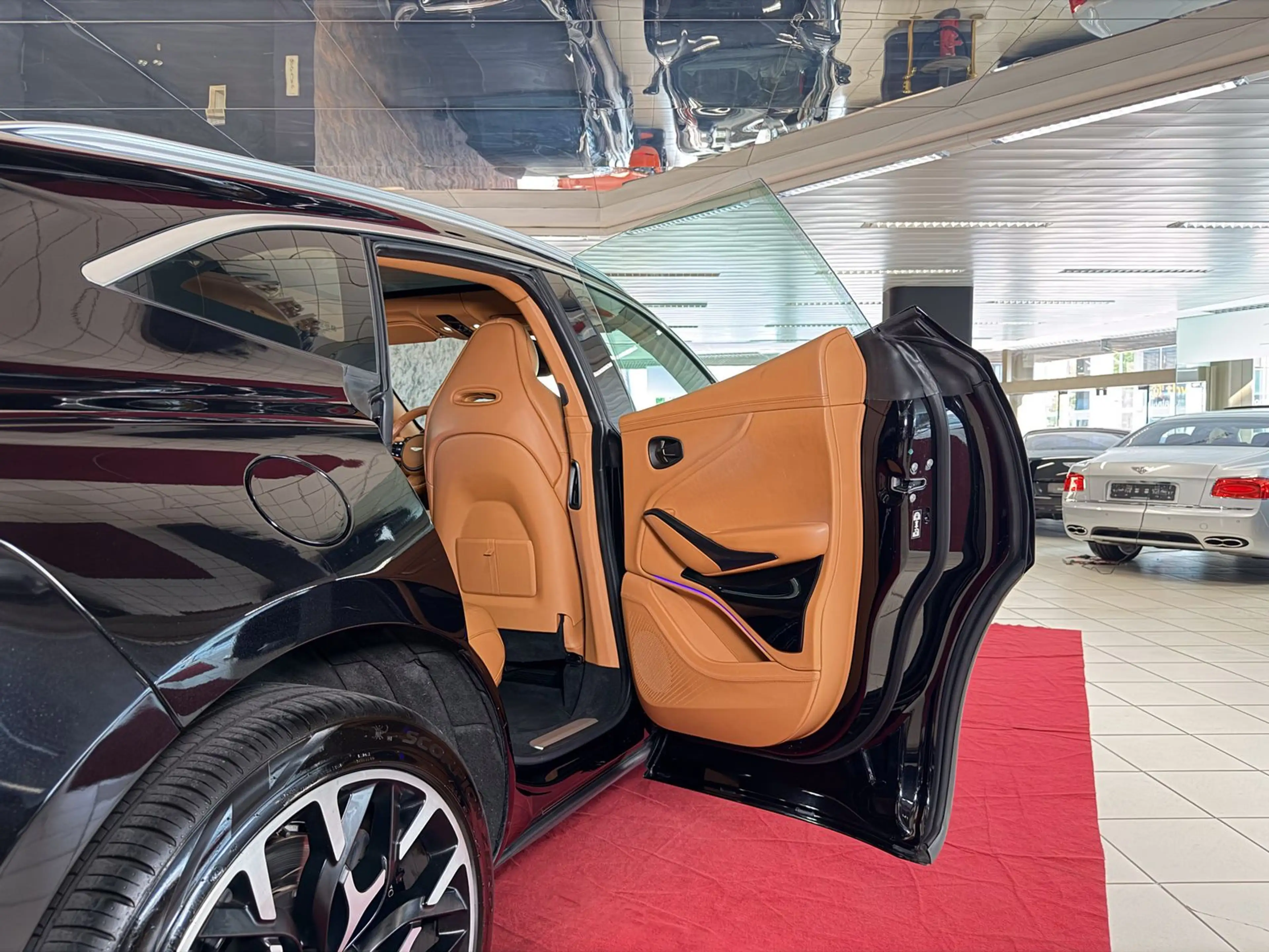 Aston Martin DBX 550 MWST ACC Pano Massage 22" Digitaltacho — photo 35