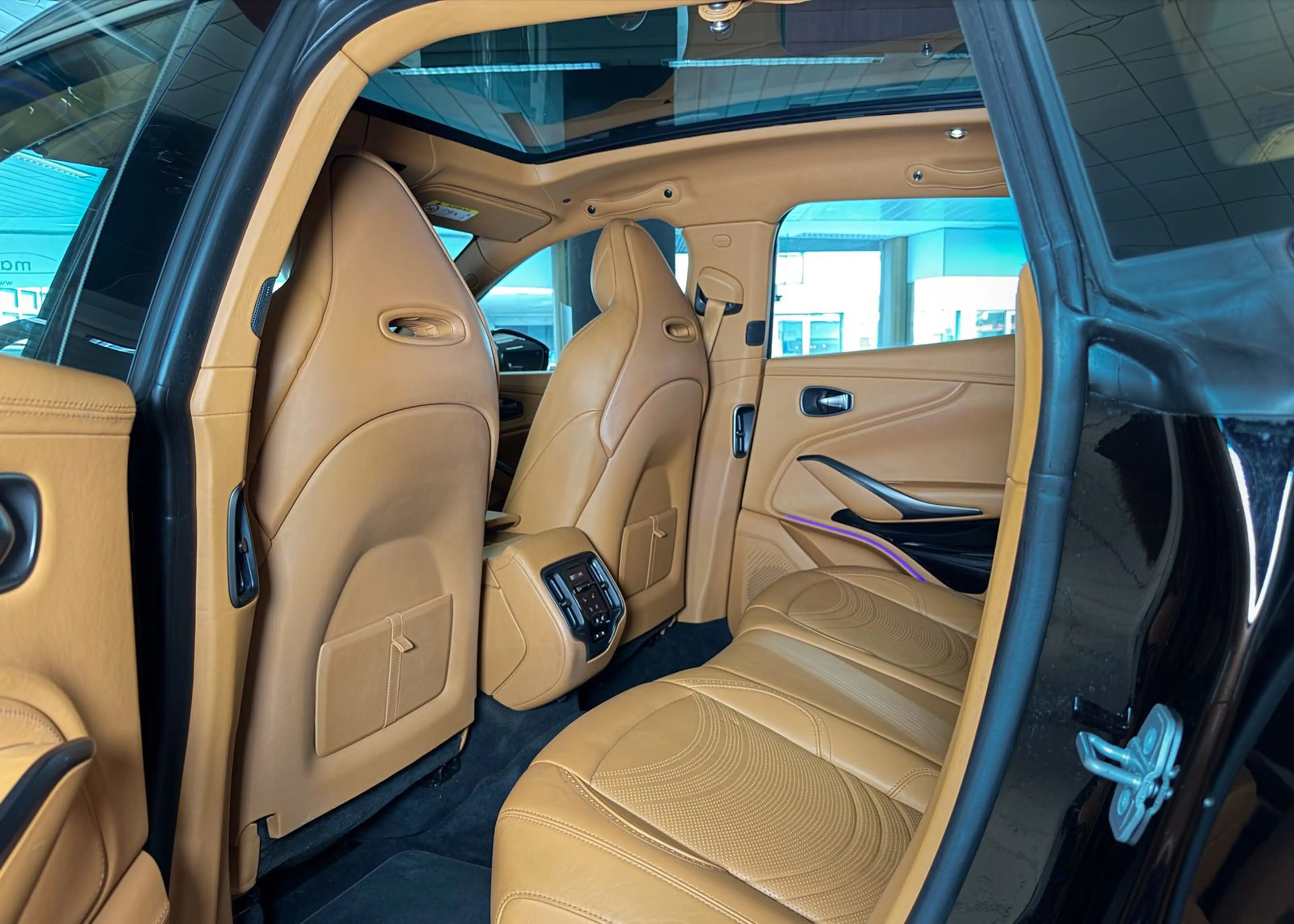 Aston Martin DBX 550 MWST ACC Pano Massage 22" Digitaltacho — photo 32