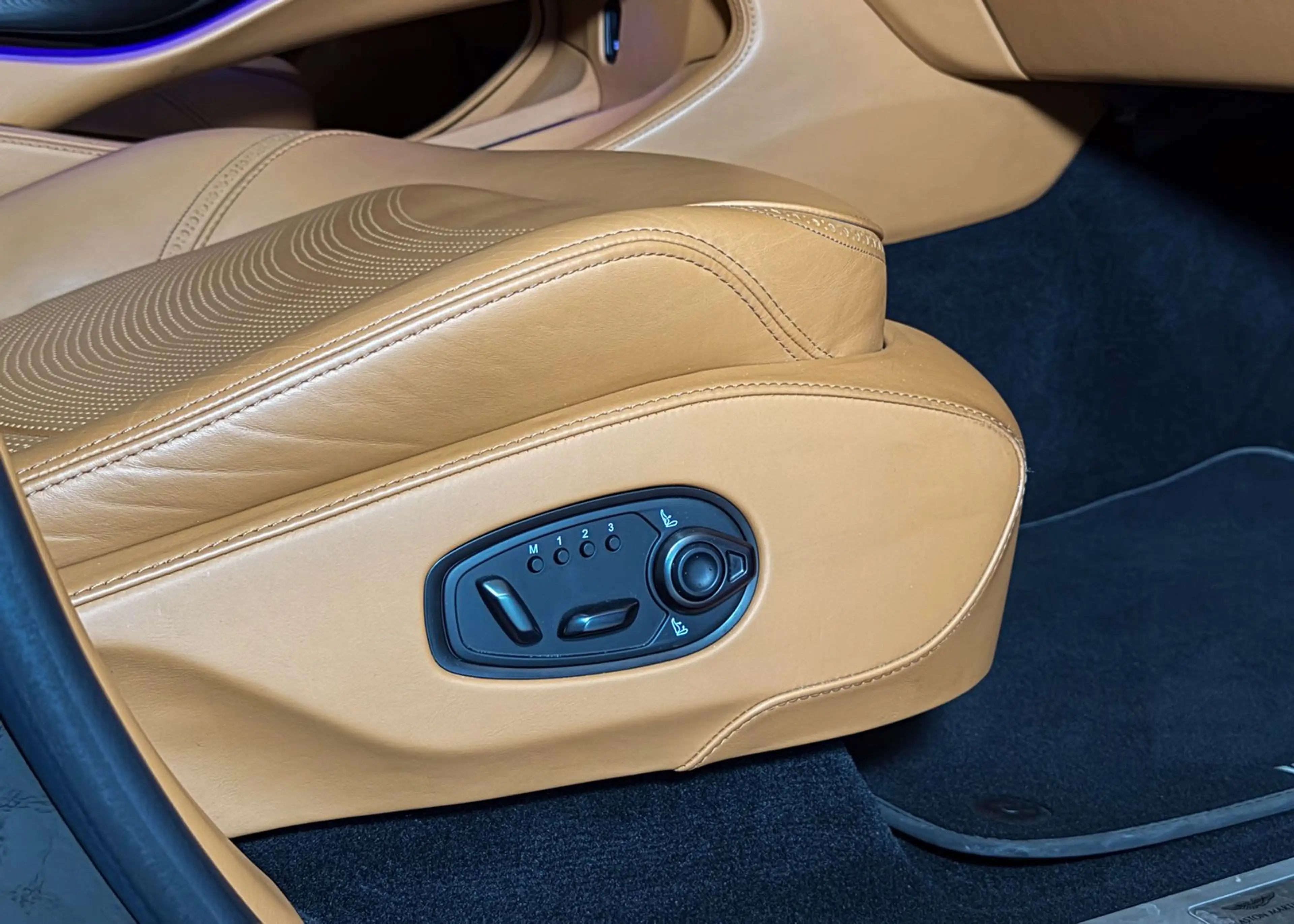 Aston Martin DBX 550 MWST ACC Pano Massage 22" Digitaltacho — photo 29