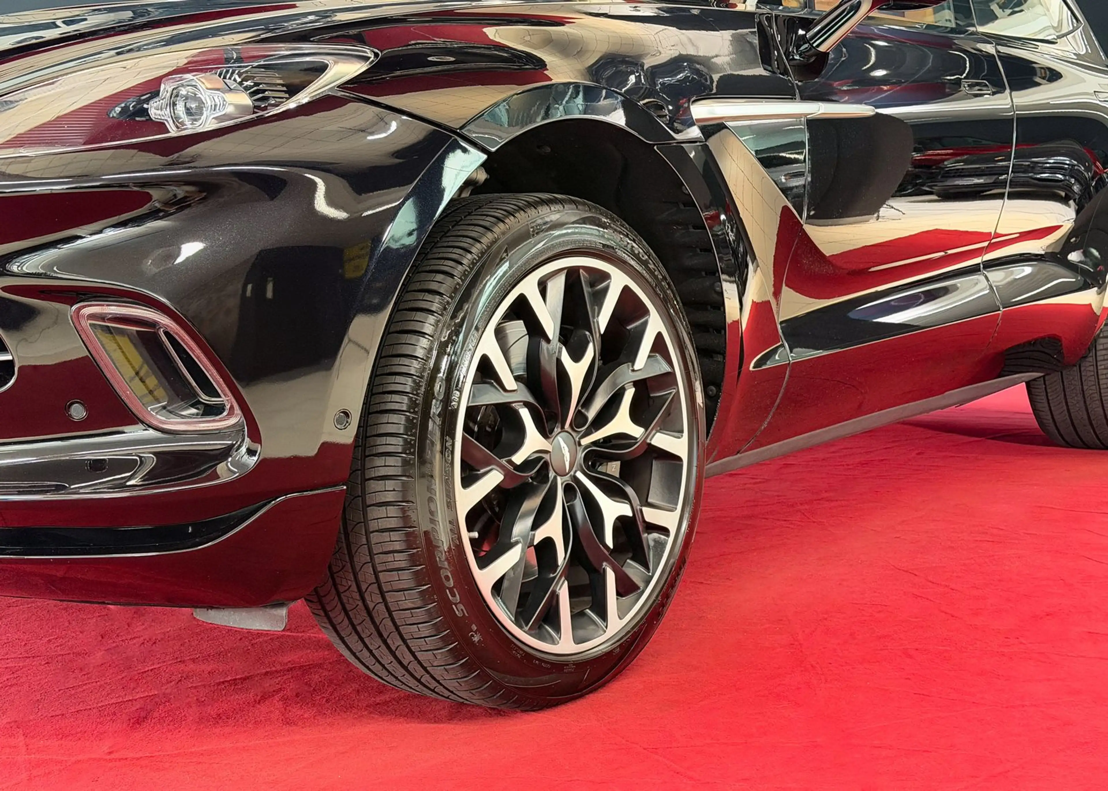 Aston Martin DBX 550 MWST ACC Pano Massage 22" Digitaltacho — photo 4