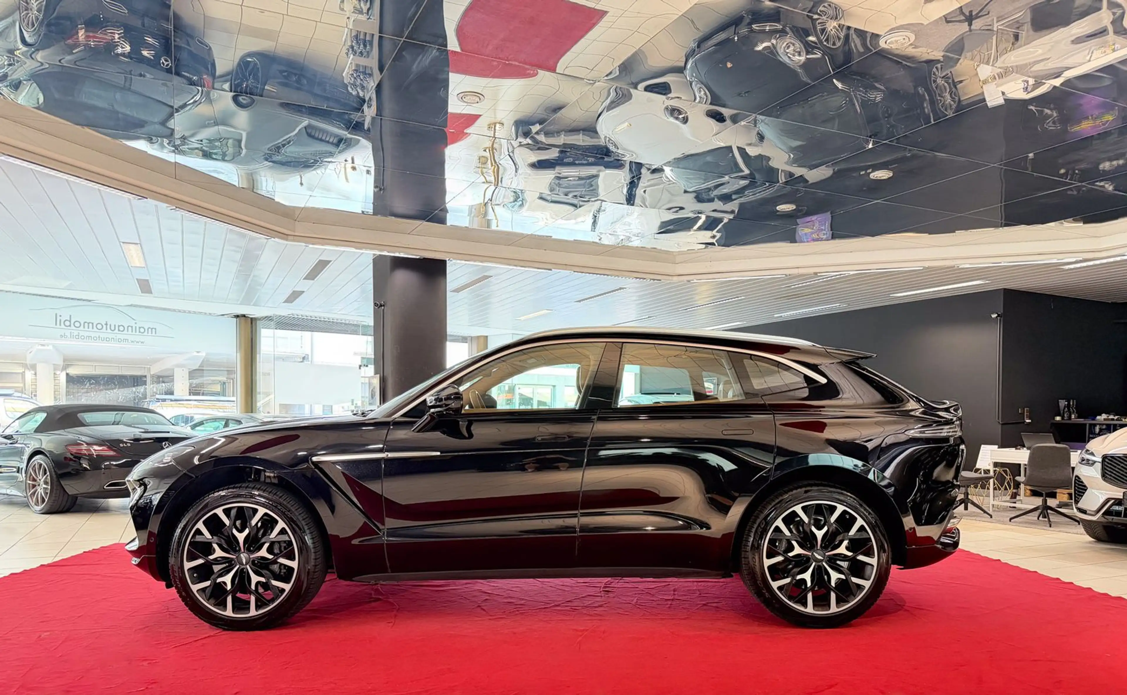 Aston Martin DBX 550 MWST ACC Pano Massage 22" Digitaltacho — photo 5