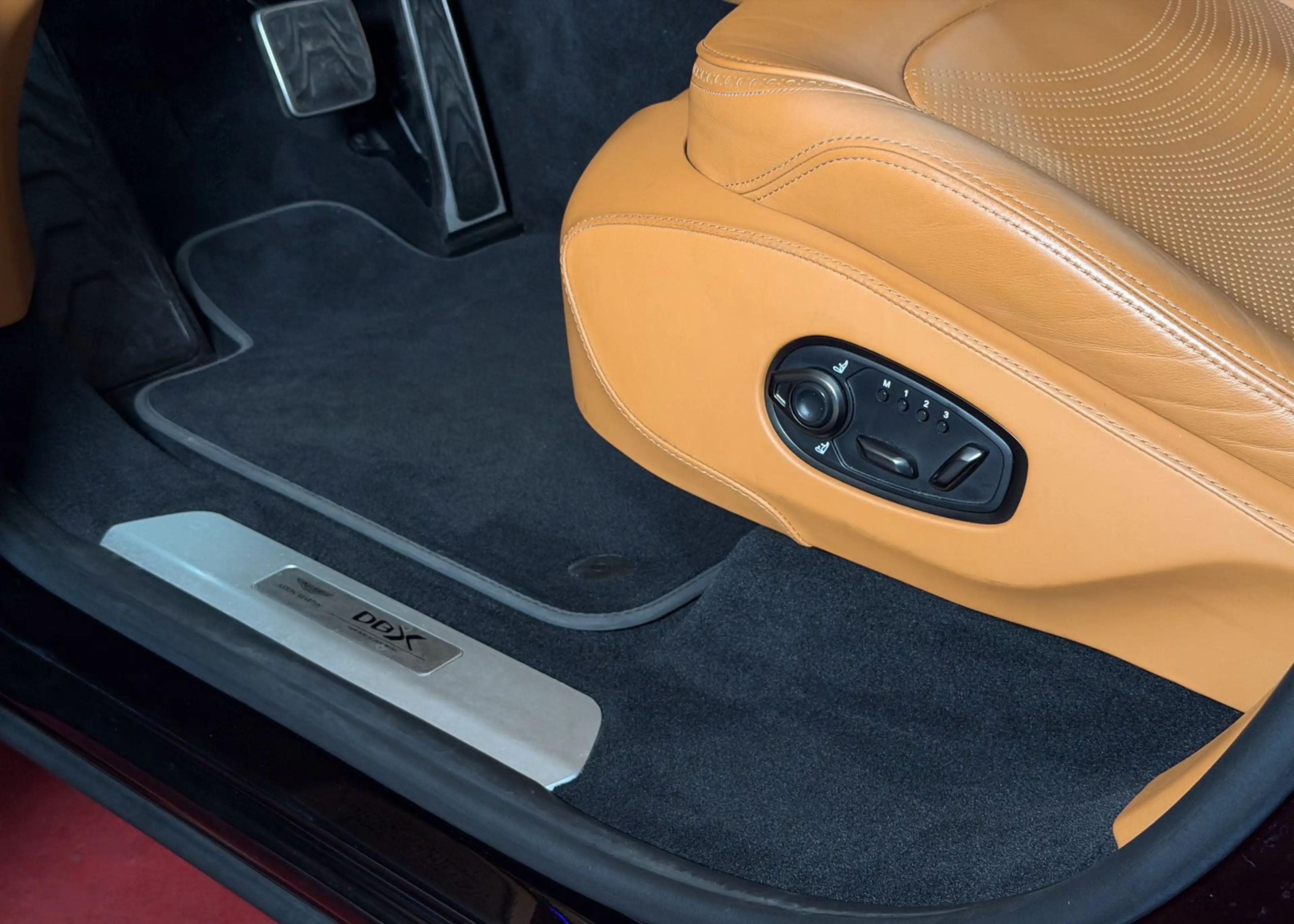 Aston Martin DBX 550 MWST ACC Pano Massage 22" Digitaltacho — photo 15