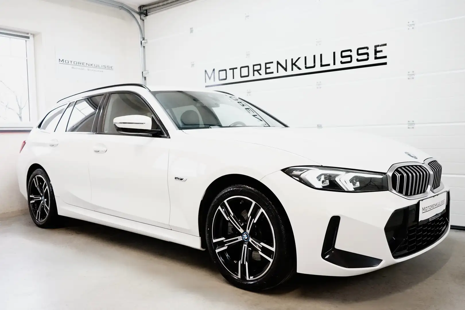 BMW 330 e PHEV Touring M Sport Aut. - Widescreen - HIFI Weiß - 2