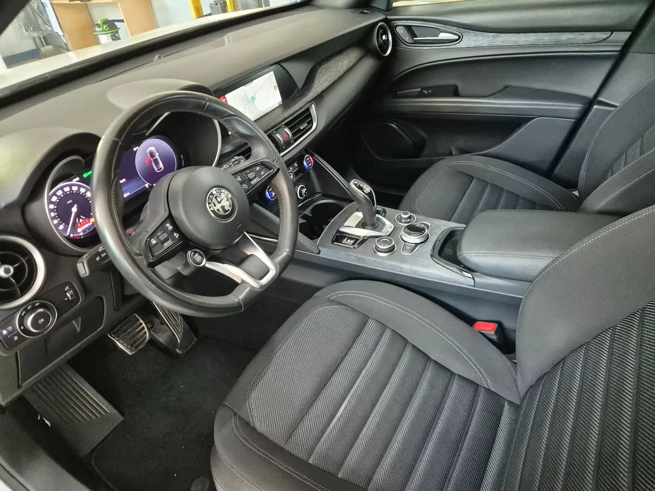 Alfa Romeo Stelvio 2023 — фото 10