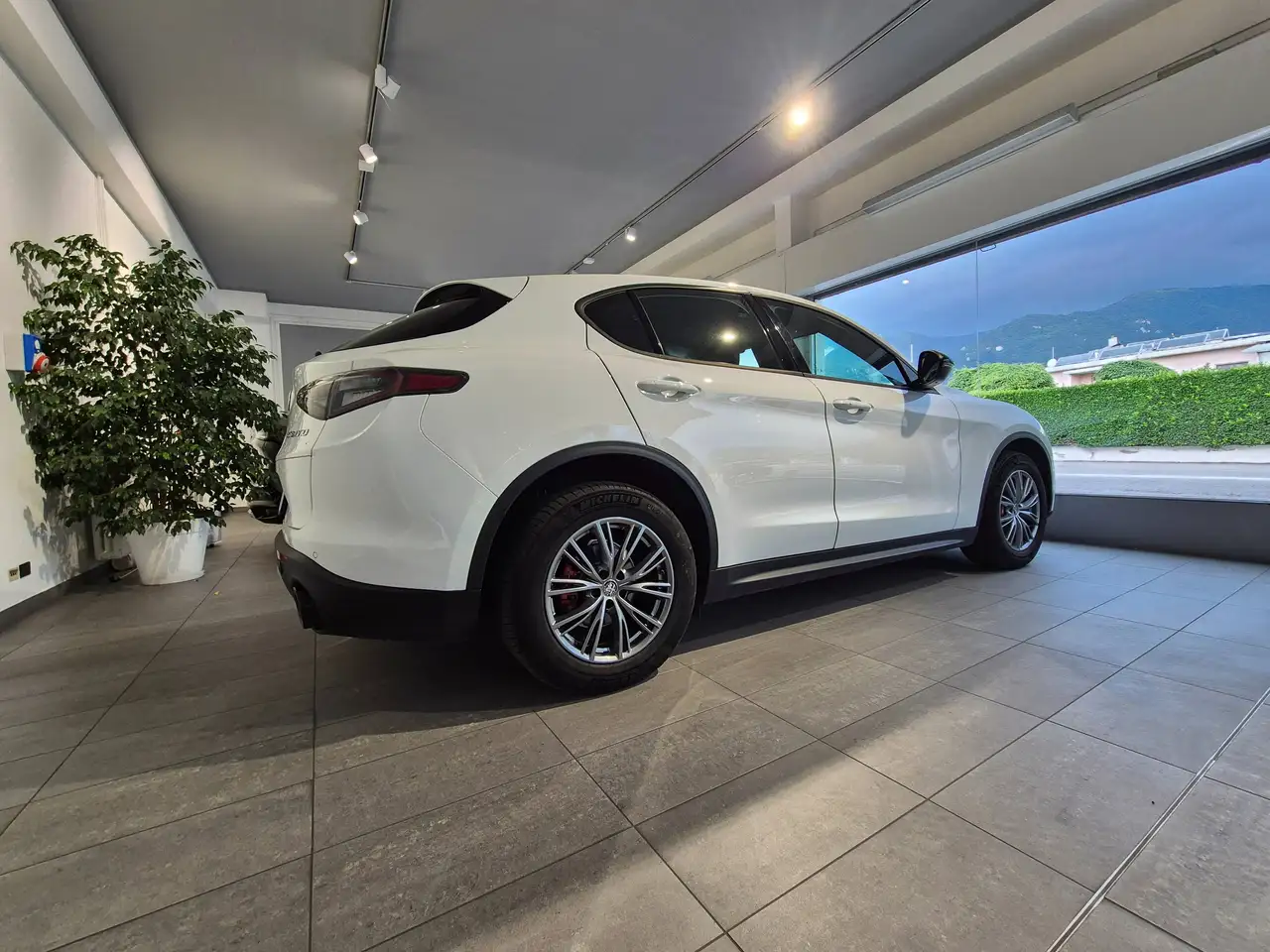 Alfa Romeo Stelvio 2023 — фото 6