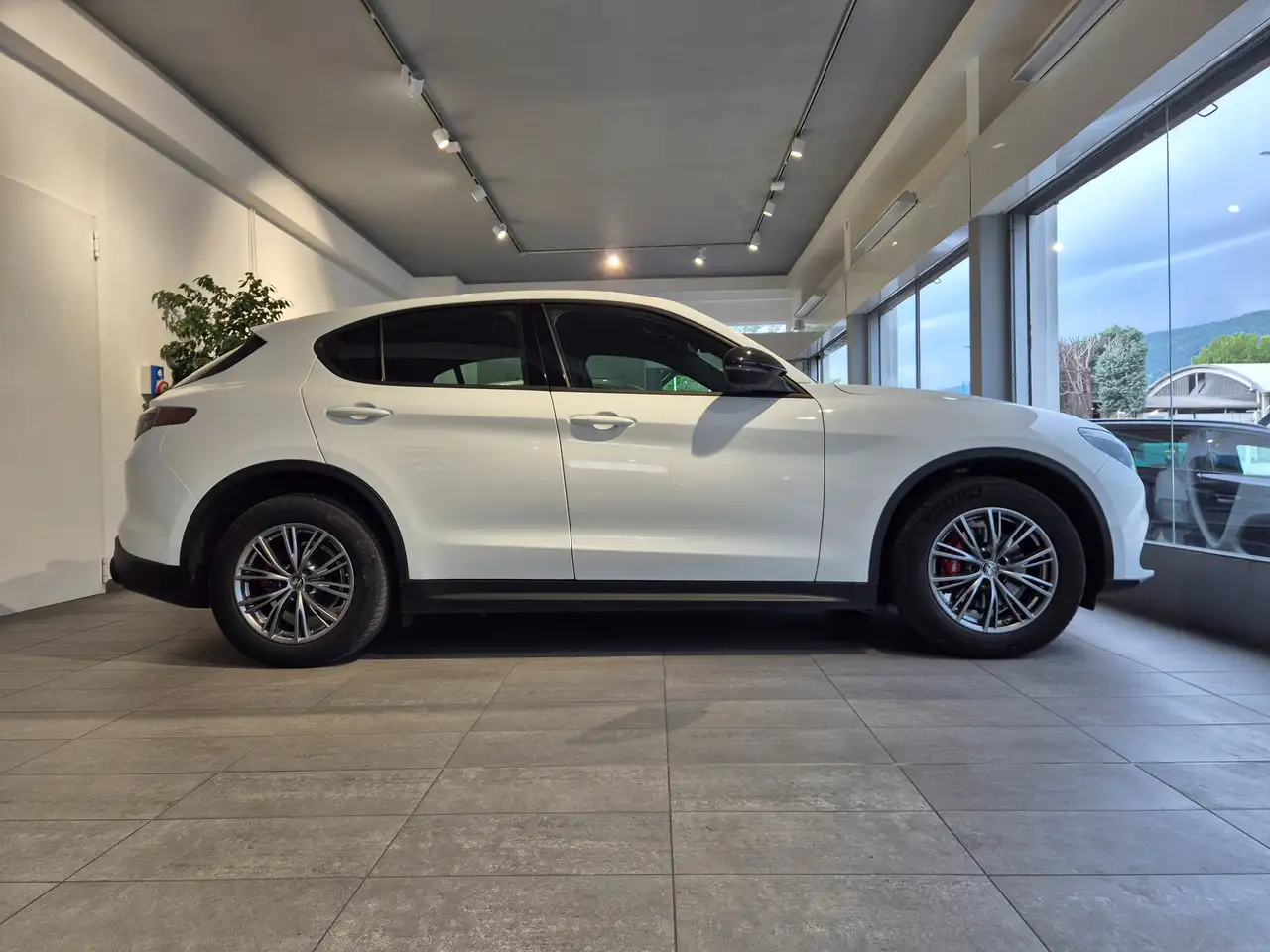 Alfa Romeo Stelvio 2023 — фото 7